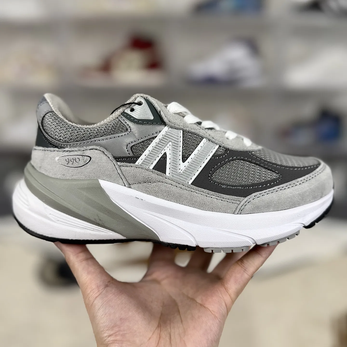 💰180 GS纯原New Balance NB 990 V6 舒适百搭防滑耐磨 低帮跑步鞋 男女款 灰色 新百伦 ▪️NB990V6跑步鞋是一款备受好评的鞋款。鞋面采用绒面革与织物拼接设计,搭配精致的细节点缀,提升了鞋子的质感和触感。这种材质组合不仅舒适耐穿,还赋予了鞋子独特的复古韵味。NB990V6搭载了全新的FuelCell缓震大底,为鞋子提供了出色的缓震性能。这种技术通过氮气注入工艺,使中底回弹性能提升,同时降低了重量,让穿着者在跑步或日常行走中都能感受到柔软而富有弹性的回馈。ENCAP边缘稳定系统有效减少了长距离行走或跑步时的足部疲劳,提供了额外的支撑和稳定性。NB990V6具有一定的增高效果,且穿着稳定,不用担心崴脚问题,鞋子整体设计注重舒适性,无论是日常穿着还是运动场景,都能提供愉悦的穿着体验。采用网眼和穿孔设计,增强了鞋子的透气性,让双脚保持干爽舒适。这款鞋子的设计打破了传统鞋款的性别界限,男女同款设计让它可以轻松适配各种穿搭风格。无论是搭配牛仔裤、休闲裤还是运动装,都能展现出独特的个性。 ▪️尺码:36-45(36 37 37.5 38 38.5 39.5 40 40.5 41.5 42 42.5 43 44 44.5 45) ▪️货号:M990GL6/W990GL6