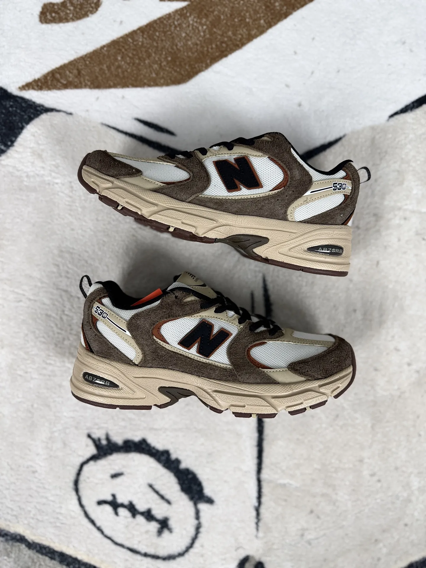 💰170 GS纯原New Balance NB 530 舒适简约防滑耐磨 低帮 休闲城市通勤跑步鞋 男女款 白褐色 新百伦 ▪️全新 New Balance 530 以极具复古风范的网面老爹鞋外观呈现。设计上全鞋以简约清爽的配色作基底，鞋身覆盖大面积织物网眼材质，并于鞋头、鞋带孔眼片等细节处点缀对比鲜明的反光银镀层凸显。鞋舌、侧身等位置则辅以一贯的&ldquo;N&rdquo;字标志和品牌徽标彰显身份，最后通过搭载的 ABZORB 缓震中底完善整体造型。 ▪️尺码：36-45（36 37 37.5 38 38.5 39.5 40 40.5 41.5 42 42.5 43 44 44.5 45） ▪️货号：MR530SNC