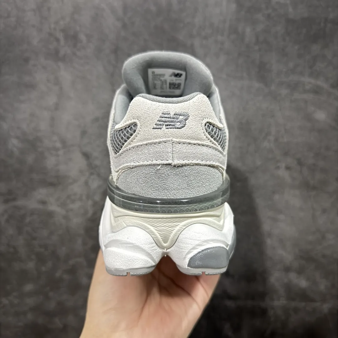 💰240【纯原版】 New Balance NB9060 联名款 复古休闲运动慢跑鞋 灰色 U9060ERD 全套原楦原纸板原厂数据开发 进口三明治网面 原装进口翻毛皮料正确绒感卡色 正确中底拉帮中底网布细节 原厂标裁 带紫光防伪 定制后跟透明水晶模块 冲裁组合 大底贴合程度胶水上色把控完美 整洁度挑战全网艺术家 多道序QC把关品质完善 匠心打造 耗时两个月开发完成 工艺极其复杂难度可想而知 新开独立私模大底 全网唯一正确六层组合大底 高端零售专供产物 Size：36 37 37.5 38 38.5 39 40 40.5 41 42 42.5 43 44 45 46.5 编码：JPC290300