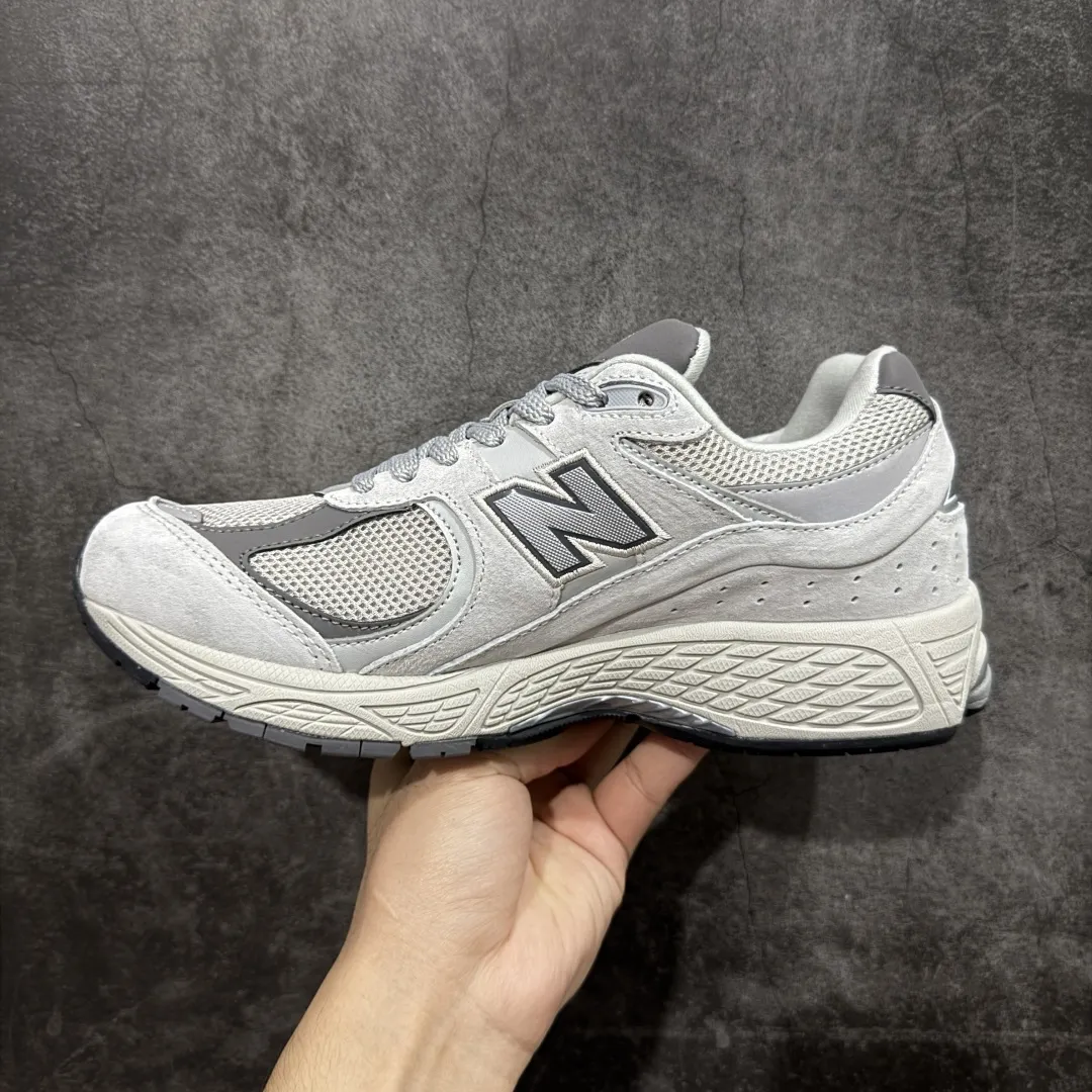 💰230 【BC纯原版】New Balance NB2002R系列 ML2002RO 全新版本 东莞大厂出品 市场第一梯队品质 绝对秒杀市场货 完美版型 正确组合大底 价格一步到位‼️ 全套原楦原纸板原厂数据开发 进口三明治网面 原装进口皮料正确绒感卡色 正确中底拉帮中底网布细节 原厂标裁 带紫光防伪 定制后跟透明水晶模块 冲裁组合 大底贴合程度胶水上色把控完美 整洁度挑战全网艺术家 多道序QC把关品质完善 匠心打造 耗时多月开发完成 工艺极其复杂难度可想而知 新开独立私模大底 正确六层组合大底 高端零售专供产物 Size:36 37 37.5 38 38.5 39 40 40.5 41 42 42.5 43 44 45 46 47.5 编码:GQB270280