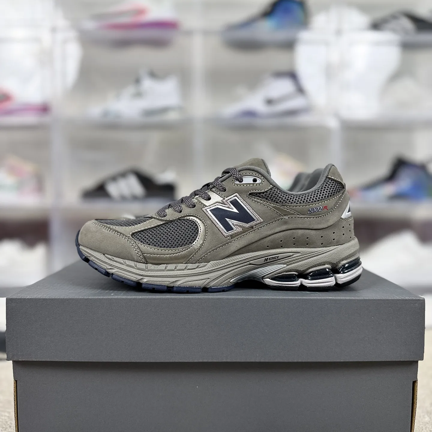 💰240 MR纯原 原厂麂皮New Balance NB 2002R 舒适 织物皮革防滑支撑轻便增高 低帮跑步鞋 男女款 中灰色 新百伦 ▪️New Balance 2002系列复古跑步鞋,是一款备受喜爱的鞋款。鞋面采用柔软的麂皮和尼龙网布或透气网眼织物与猪巴皮革的结合,不仅透气性好,质感十足,还带有浓厚的复古感。鞋舌上的品牌标志与鞋面融为一体,提升了整体的质感;鞋侧的N字Logo采用特殊处理,呈现出独特的复古效果。中底采用缓震材质或轻量化的EVA材料,能够有效缓冲运动中对膝盖的冲击。配备了ABZORB缓震技术,能够在跑步过程中吸收和分散冲击力,减少对脚部的压力。升级版的N-ERGY缓震物料或能量回弹技术,为脚底提供了极致的舒适体验,并能将跑步时产生的能量回馈给脚部,提供更强劲的推进力。鞋底采用独特的弹性材料或T-Beam大底设计,提供良好的支撑和稳定性。鞋面采用透气网眼材料,轻薄柔软,能够有效排汗和通风,保持脚部干爽,减少异味产生。NB2002跑鞋以其独特的复古风格、出色的舒适度和支撑性能赢得了广泛好评。无论是运动爱好者还是时尚潮人,都能在这款鞋中找到自己的心仪之选。 ▪️尺码:36-46.5(36 37 37.5 38 38.5 39.5 40 40.5 41.5 42 42.5 43 44 44.5 45 46.5) ▪️货号:ML2002RA