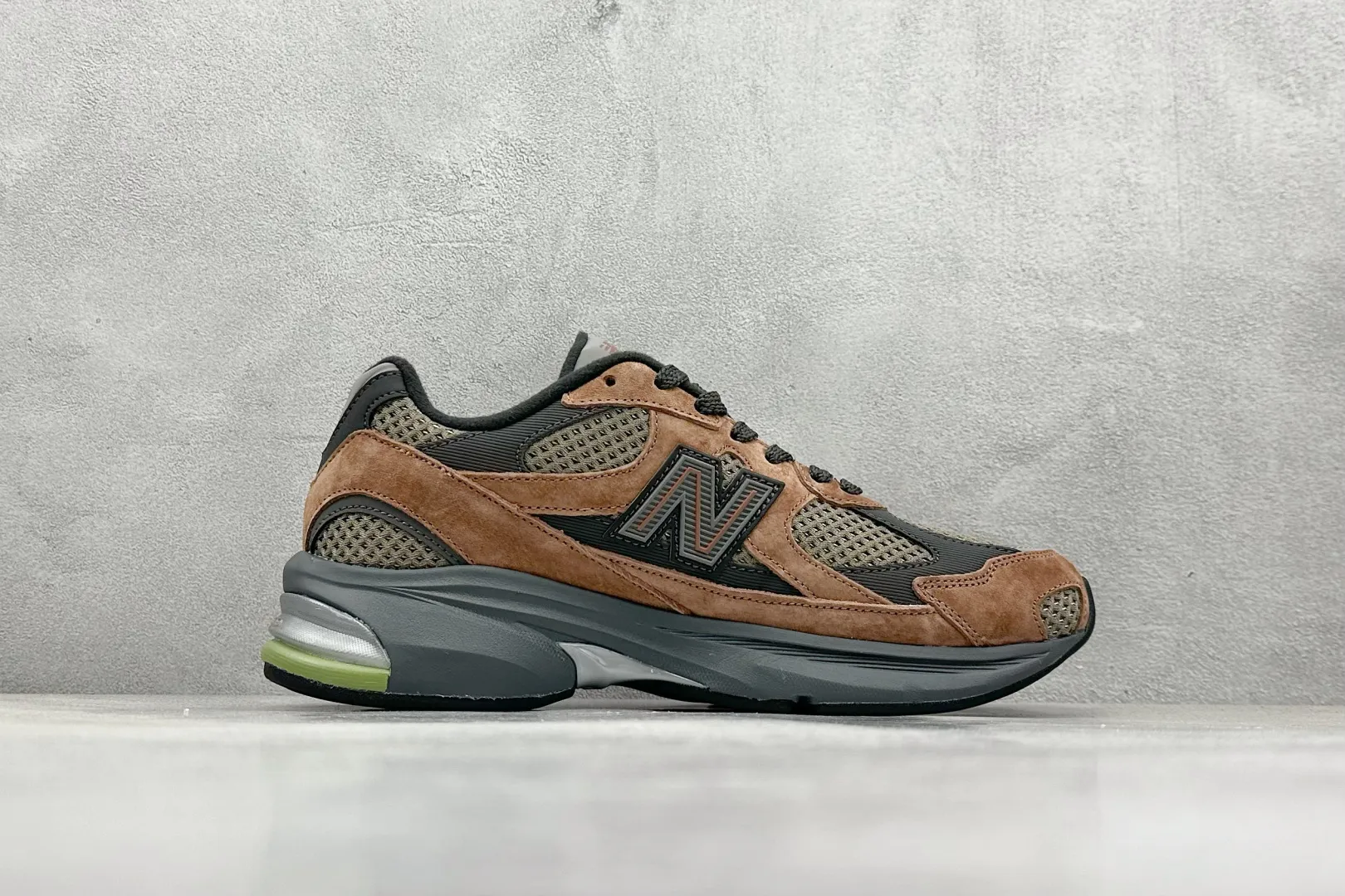 💰240 C版 NB New Balance 2010系列 新百伦经典复古休闲运动板鞋 以ENCAP中底配以升级版 N-ERGY缓震物料 鞋面则采用特色的柔软麂皮搭 以NewBalance经典的尼龙网布 低调中还原跑鞋本真 更年轻化的设计理念与材质 让新世代青年得以用全新视角体验经典鞋款的传奇魅力 官方货号：M2010BRN 尺码：36 37 37.5 38 38.5 39.5 40 40.5 41.5 42 42.5 43 44 45 46.5 编码：33