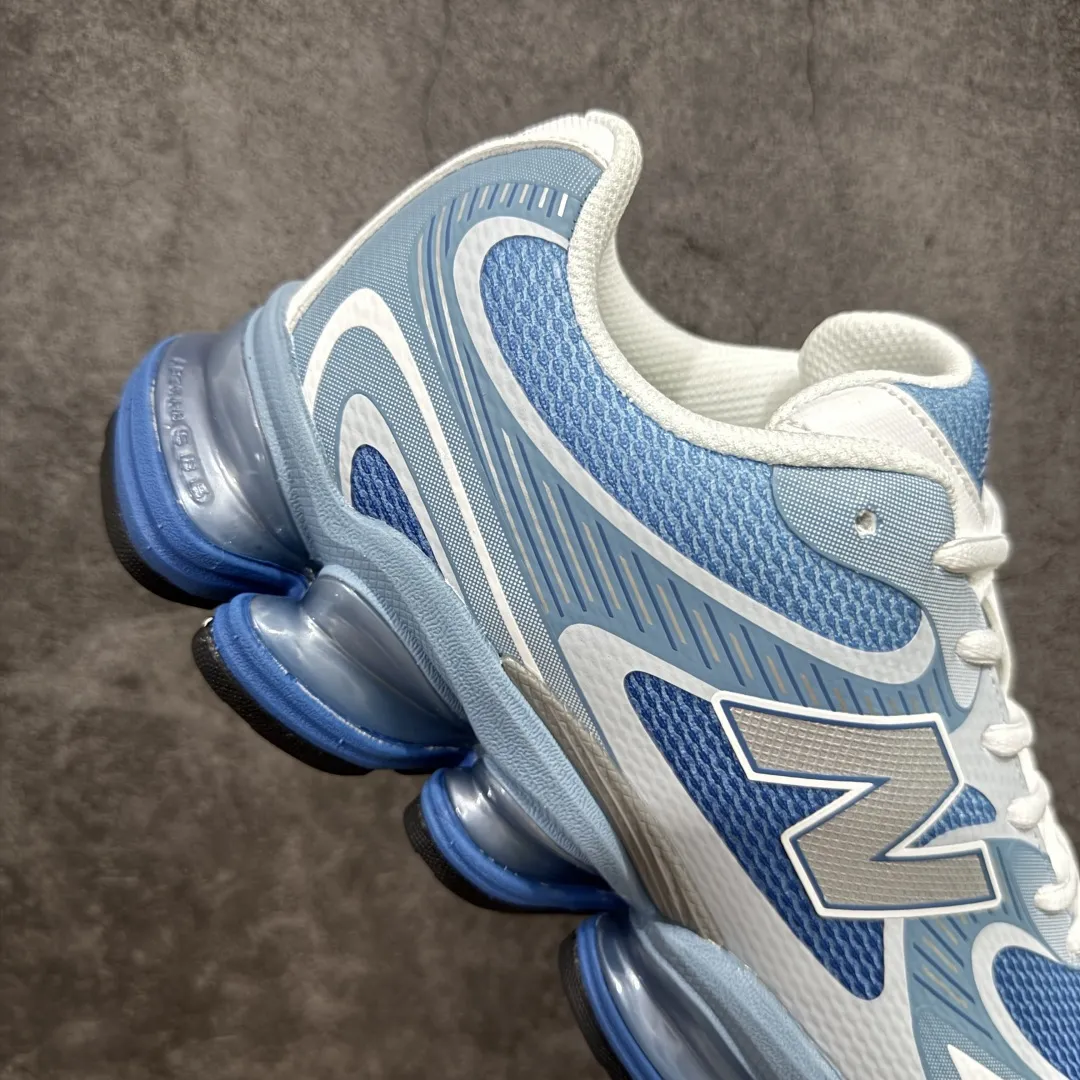 💰240 【纯原版】New Balance 新百伦 NB2000 网面休闲鞋 U2000PBB NB官方重磅新品 一款融合复古设计与现代科技的跑鞋，以其经典的造型和舒适脚感，成为2025年复古潮流爱好的推荐单品。 极具视觉冲击力的5根ABZORB单元，以及无缝鞋面的设计，加上3M反光材质的装饰，比之前推出的9060系列更夸张，更具未来感。 货号：U2000PBB 尺码 ：36-46.5 编码：JPC280290