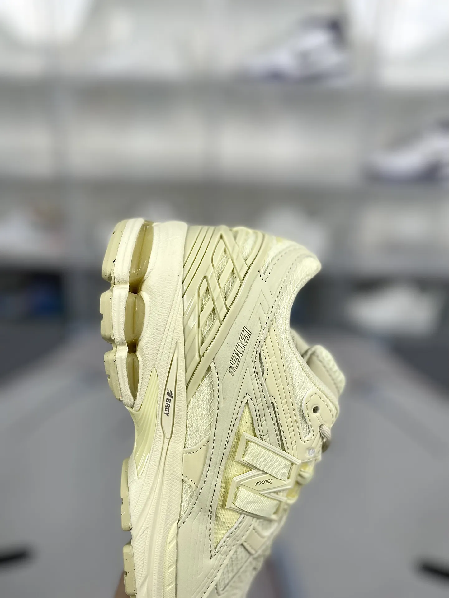 💰190 Z版纯原New Balance NB 1906U舒适时尚防滑耐磨 低帮 越野跑步鞋 男女同款 柠檬黄 新百伦 ▪️New Balance以诞生于21世纪的科技跑鞋1906为蓝本，融合现代先锋科技与日常使用风格注入当代美学，革新演绎复古时尚。淋漓经典轮廓，致敬千福一代跑者的科技美学，1906R以现代设计语言还原初始配色，层次演绎时光更迭的魅力。 ▪️尺码：36-45（36 37 37.5 38 38.5 39.5 40 40.5 41.5 42 42.5 43 44 44.5 45） ▪️货号：M1906NK