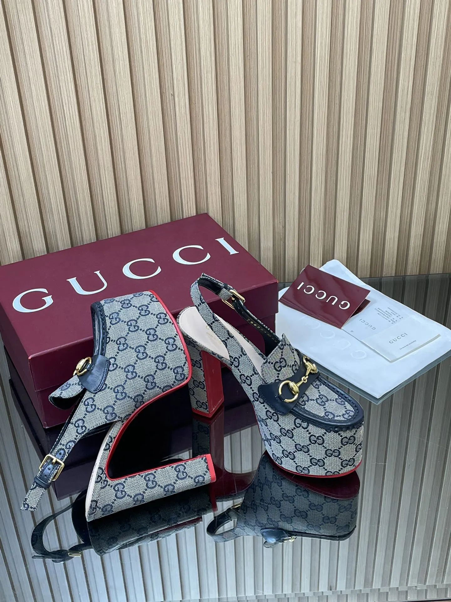 2026早春系列Gucci/古奇🔥新品🆕撞色红底🔥防水台马鞍扣 马衔扣 厚底后系带乐福鞋🆕老花G布单鞋💰350🔥高跟厚底防水台慕勒凉鞋，鞋柜必备款 原版套楦 高端品质👍 典藏图案继续在Guucci全新系列中大放异彩。全新系列匠心呈献马衔扣配件，彰显品牌马术传承。这款女士后系带鞋采用‼️大红撞色底‼️高跟点睛亮眼设计，打造稳固而舒适的穿着体验，浅金色调配件，踝部可调节搭扣开合方便穿搭💋✌️ 面料：进口GG老花帆布+牛皮 原版1:1定制五金 内里： 羊皮垫脚 大底：意大利真皮大底 跟高：后高跟14cm 前防水台：5cm 码数：35-42（404142订） 包装：全套原版高端包装 意大利创作