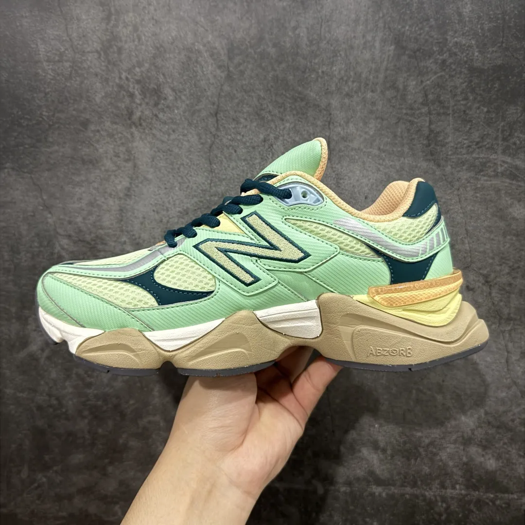 💰240【纯原版】 New Balance NB9060 联名款 复古休闲运动慢跑鞋 黑白色U9060TMA 全套原楦原纸板原厂数据开发 进口三明治网面 原装进口翻毛皮料正确绒感卡色 正确中底拉帮中底网布细节 原厂标裁 带紫光防伪 定制后跟透明水晶模块 冲裁组合 大底贴合程度胶水上色把控完美 整洁度挑战全网艺术家 多道序QC把关品质完善 匠心打造 耗时两个月开发完成 工艺极其复杂难度可想而知 新开独立私模大底 全网唯一正确六层组合大底 高端零售专供产物 Size:36 37 37.5 38 38.5 39.5 40 40.5 41.5 42 42.5 43 44 45 46.5 编码:JPC290300