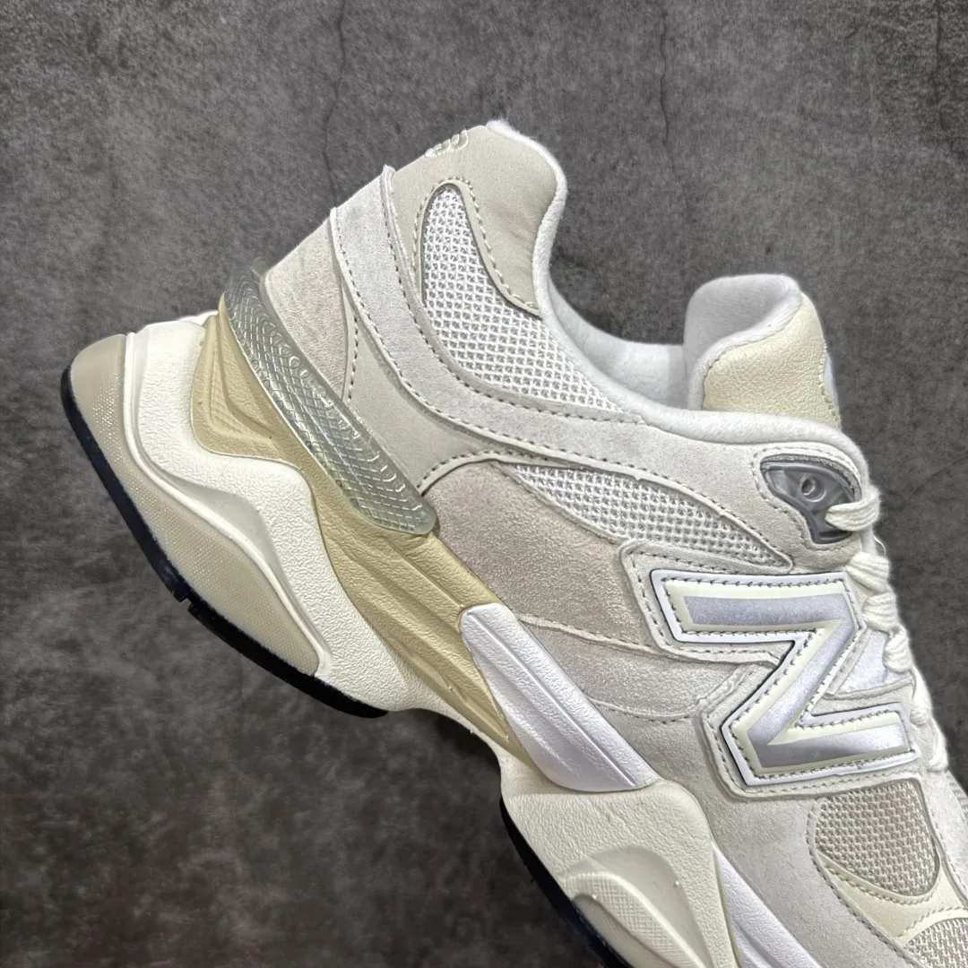 💰240 【纯原版】 New Balance NB9060 联名款 复古休闲运动慢跑鞋 米色U9060WHT 全套原楦原纸板原厂数据开发 进口三明治网面 原装进口翻毛皮料正确绒感卡色 正确中底拉帮中底网布细节 原厂标裁 带紫光防伪 定制后跟透明水晶模块 冲裁组合 大底贴合程度胶水上色把控完美 整洁度挑战全网艺术家 多道序QC把关品质完善 匠心打造 耗时两个月开发完成 工艺极其复杂难度可想而知 新开独立私模大底 全网唯一正确六层组合大底 高端零售专供产物 Size：36 37 37.5 38 38.5 39.5 40 40.5 41.5 42 42.5 43 44 45 46.5 编码：JPC290300