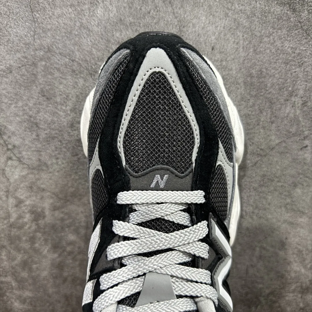 💰240【纯原版】 New Balance NB9060 联名款 复古休闲运动慢跑鞋 黑灰色U9060JBD 全套原楦原纸板原厂数据开发 进口三明治网面 原装进口翻毛皮料正确绒感卡色 正确中底拉帮中底网布细节 原厂标裁 带紫光防伪 定制后跟透明水晶模块 冲裁组合 大底贴合程度胶水上色把控完美 整洁度挑战全网艺术家 多道序QC把关品质完善 匠心打造 耗时两个月开发完成 工艺极其复杂难度可想而知 新开独立私模大底 全网唯一正确六层组合大底 高端零售专供产物 Size:36 37 37.5 38 38.5 39 40 40.5 41 42 42.5 43 44 45 46.5 编码:JP270300