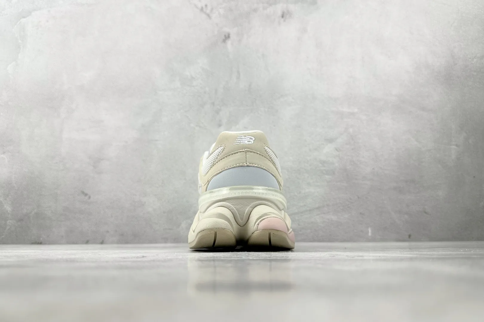 💰240 C版 纯原 大厂出品 新百伦9060 New Balance NB 9060 米白 货号: U9060JDS 尺码：36 37 37.5 38 38.5 39.5 40 40.5 41.5 42 42.5 43 44 44.5 45 46 46.5 编码：33