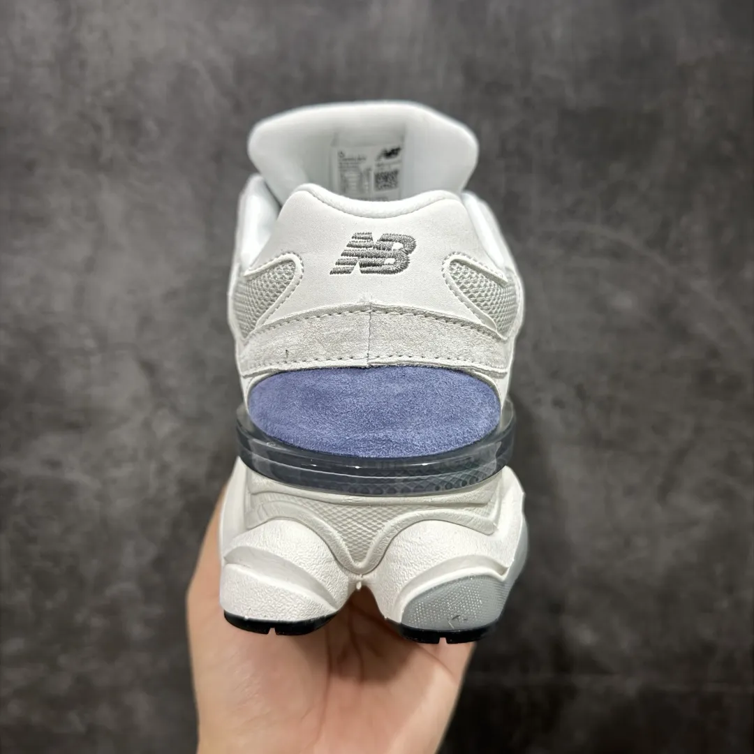 💰240【纯原版】 New Balance NB9060 联名款 复古休闲运动慢跑鞋 白蓝色U9060JBA 全套原楦原纸板原厂数据开发 进口三明治网面 原装进口翻毛皮料正确绒感卡色 正确中底拉帮中底网布细节 原厂标裁 带紫光防伪 定制后跟透明水晶模块 冲裁组合 大底贴合程度胶水上色把控完美 整洁度挑战全网艺术家 多道序QC把关品质完善 匠心打造 耗时两个月开发完成 工艺极其复杂难度可想而知 新开独立私模大底 全网唯一正确六层组合大底 高端零售专供产物 Size：36 37 37.5 38 38.5 39.5 40 40.5 41.5 42 42.5 43 44 45 46.5 编码：JPC290300