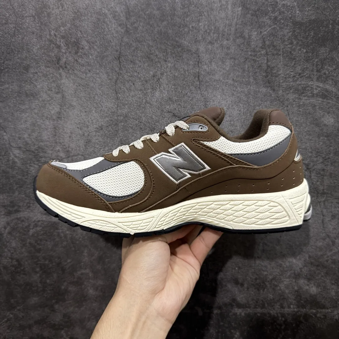 💰230 【BC纯原版】New Balance NB2002R系列 M2002RHS 全新版本 东莞大厂出品 市场第一梯队品质 绝对秒杀市场货 完美版型 正确组合大底 价格一步到位‼️ 全套原楦原纸板原厂数据开发 进口三明治网面 原装进口皮料正确绒感卡色 正确中底拉帮中底网布细节 原厂标裁 带紫光防伪 定制后跟透明水晶模块 冲裁组合 大底贴合程度胶水上色把控完美 整洁度挑战全网艺术家 多道序QC把关品质完善 匠心打造 耗时多月开发完成 工艺极其复杂难度可想而知 新开独立私模大底 正确六层组合大底 高端零售专供产物 Size:36 37 37.5 38 38.5 39 40 40.5 41 42 42.5 43 44 45 46 47.5 编码:GQB270280