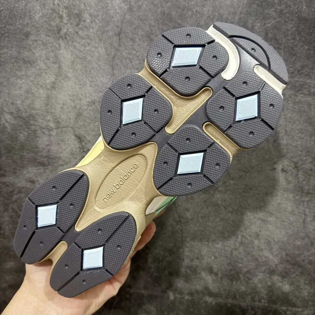 💰240【纯原版】 New Balance NB9060 联名款 复古休闲运动慢跑鞋 黑白色U9060TMA 全套原楦原纸板原厂数据开发 进口三明治网面 原装进口翻毛皮料正确绒感卡色 正确中底拉帮中底网布细节 原厂标裁 带紫光防伪 定制后跟透明水晶模块 冲裁组合 大底贴合程度胶水上色把控完美 整洁度挑战全网艺术家 多道序QC把关品质完善 匠心打造 耗时两个月开发完成 工艺极其复杂难度可想而知 新开独立私模大底 全网唯一正确六层组合大底 高端零售专供产物 Size:36 37 37.5 38 38.5 39.5 40 40.5 41.5 42 42.5 43 44 45 46.5 编码:JPC290300