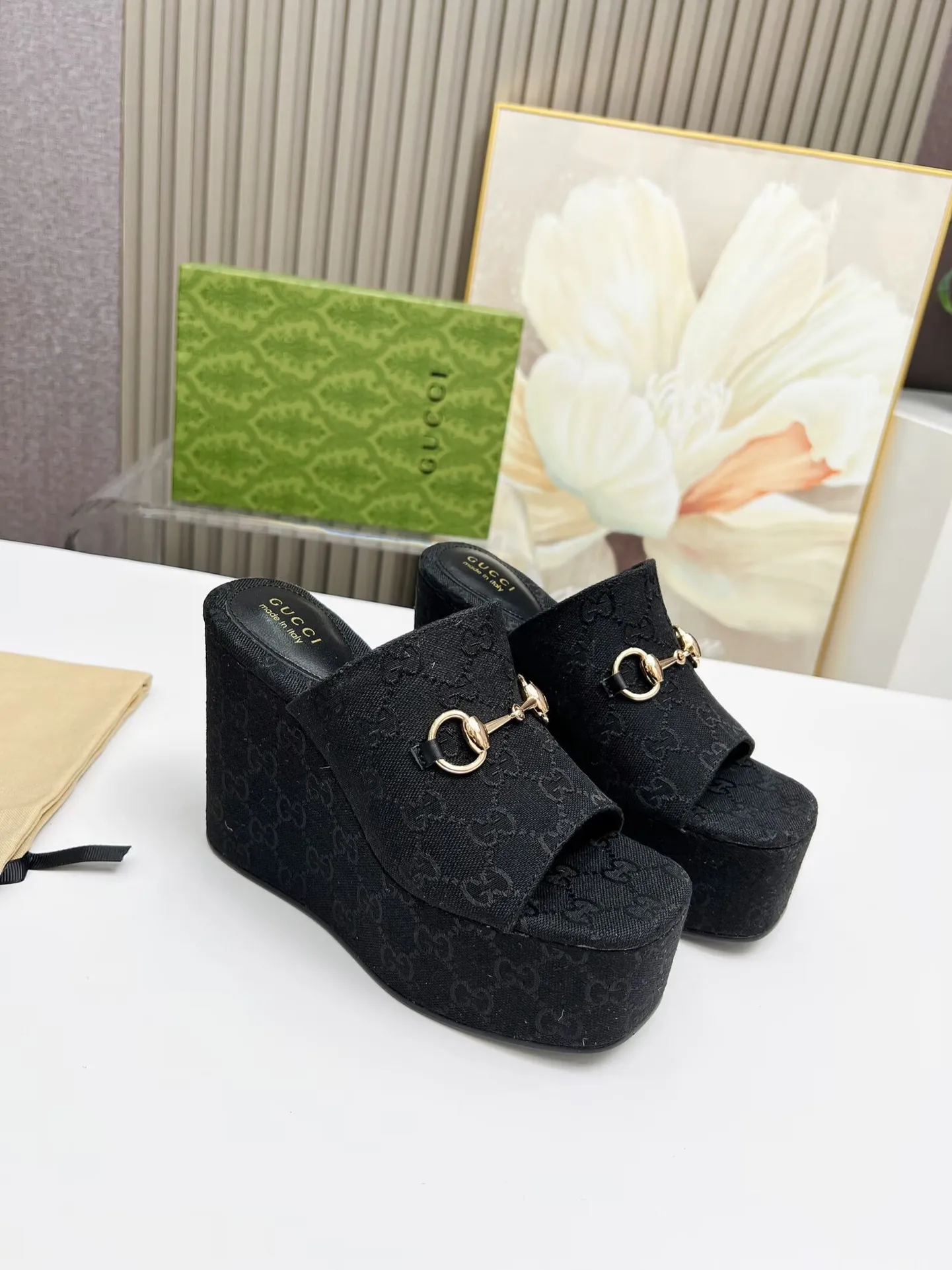 出厂价：200元 古琦新款拖鞋 ，时尚高端又个性十足的一款✅ 上脚很稳舒适又耐穿，日常搭配方便又独特，夏日必备经典款，鞋面采用GUCCI品牌饰扣 内里/垫脚：羊皮 水台高度：11cm 颜色：黑、棕 码数：35&mdash;42（41、42需定做） 包装：配有布袋 卡片。