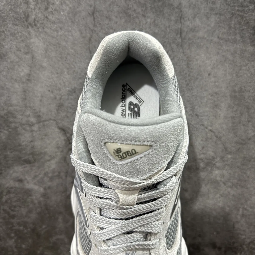 💰240【纯原版】 New Balance NB9060 联名款 复古休闲运动慢跑鞋 灰色 U9060ERD 全套原楦原纸板原厂数据开发 进口三明治网面 原装进口翻毛皮料正确绒感卡色 正确中底拉帮中底网布细节 原厂标裁 带紫光防伪 定制后跟透明水晶模块 冲裁组合 大底贴合程度胶水上色把控完美 整洁度挑战全网艺术家 多道序QC把关品质完善 匠心打造 耗时两个月开发完成 工艺极其复杂难度可想而知 新开独立私模大底 全网唯一正确六层组合大底 高端零售专供产物 Size:36 37 37.5 38 38.5 39 40 40.5 41 42 42.5 43 44 45 46.5 编码:JPC290300