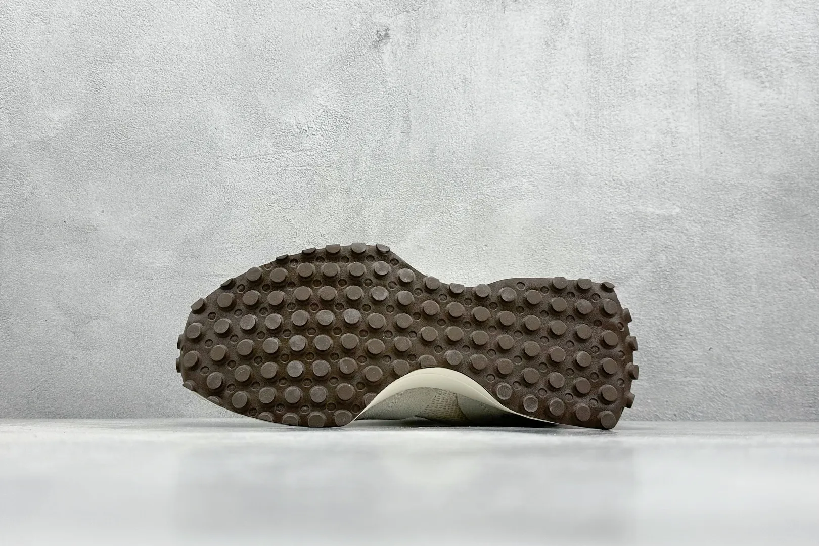 💰170 纯原 New Balance MS327 复古休闲运动慢跑鞋 全新 New Balance 327 系列,以更纯粹的复古风格设计打造的全新造型。侧身还以解构设计,将 N 字标志以做旧压花样式呈现,样式别具新意。而麂皮、冲孔皮革的塑造,则呈现出高级怀旧气质,也让鞋款在奢华时装风格与运动氛围之间达到了平衡 官方货号: U327WVA 尺码:36-45 编码:28