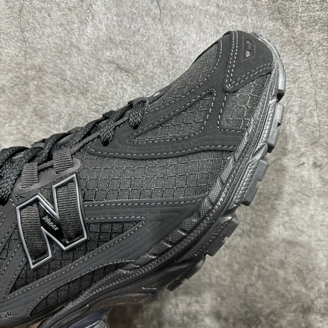 💰240 【纯原版】NB新百伦New Balance M1906R U1906RWF 系列复古老爹风休闲运动慢跑鞋 采用轻质牛剖革拼接透气网眼衬垫织物鞋面材质#T-Beam大底提供足步弓支撑,保持步态稳定#后跟搭载外露缓震胶 鞋身整体以各种深浅不一的灰色覆盖,鞋头以淡蓝色调装饰,网眼衬垫通过不规律的色块实现做旧的美感,泛黄的鞋底更是进一步增添了复古气息。 尺码:36 37 37.5 38 38.5 39.5 40 40.5 41.5 42 42.5 43 44 45 46.5 编码:JP260280