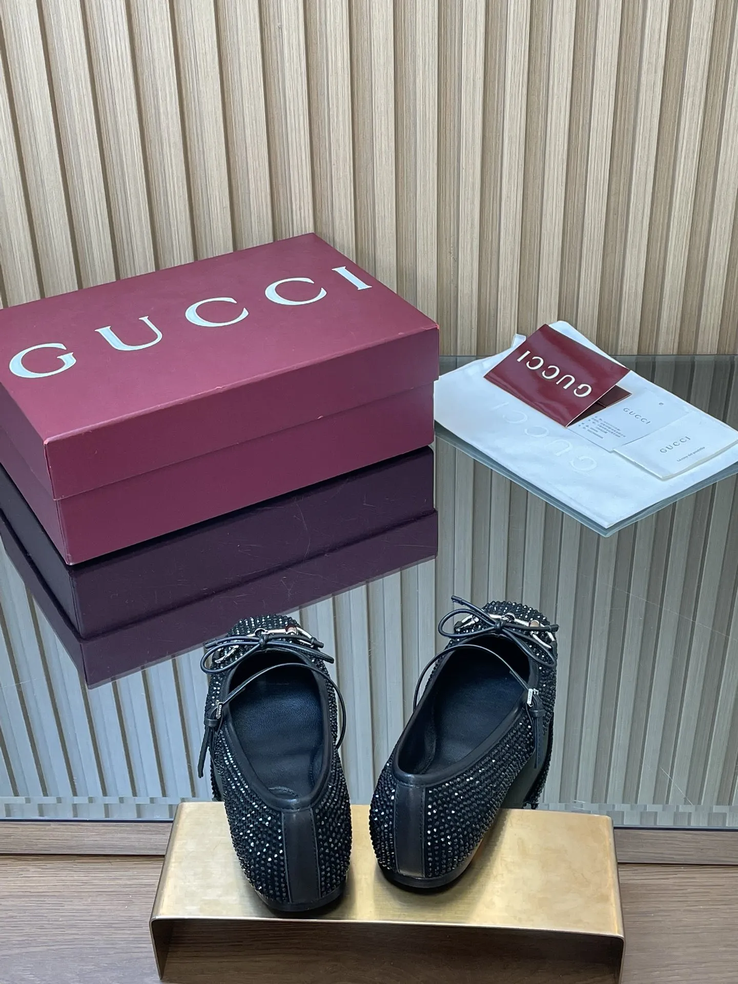 GuCC高端精品 2026早春新品🆕Gucci Horsebi系列水晶钻平底芭蕾鞋🩰💰390💰闪闪发光发亮🔥马衔扣新款小方头单鞋🔥经典精致优雅俏皮时髦平底鞋🔥高质感甜美学院风便鞋😘 原汁原味原单品质!每个细节皆经过精心细致打造,可与ZG对比如一,无二品质! 这款经典马衔扣芭蕾平底鞋,匠心致意传统芭蕾舞鞋廊形,甄选通体点缀闪亮白水晶图案和淡金色调马衔扣配件,巧妙融蕴方形内收鞋头与精致蝴蝶结细节,塑就别样魅力风尚风采。内胆构造和柔软的加衬内底带来舒适穿着体验👏👏👏 面料:原版定制进口羊京+高级水钻 五金:东莞大厂开模铆钉 马衔扣 内里/垫脚:高端定制真丝/羊皮里 跟高:平底 大底:意大利真皮底 尺码:35-41 (40 41 42定做,不退换) 全套原板高端包装! ●意大利创作 安可拉酒红全套高档原包装