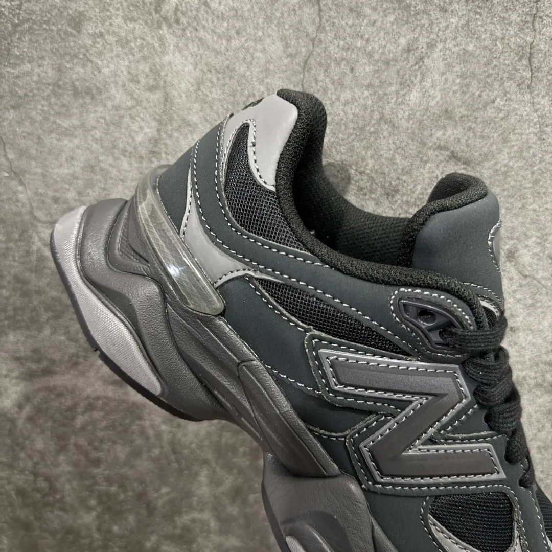 💰240【纯原版】 New Balance NB9060 联名款 复古休闲运动慢跑鞋 U906079E 全套原楦原纸板原厂数据开发 进口三明治网面 原装进口翻毛皮料正确绒感卡色 正确中底拉帮中底网布细节 原厂标裁 带紫光防伪 定制后跟透明水晶模块 冲裁组合 大底贴合程度胶水上色把控完美 整洁度挑战全网艺术家 多道序QC把关品质完善 匠心打造 耗时两个月开发完成 工艺极其复杂难度可想而知 新开独立私模大底 全网唯一正确六层组合大底 高端零售专供产物 尺码Size:36 37 37.5 38 38.5 39.5 40 40.5 41.5 42 42.5 43 44 45 46.5 编码:JPC290300