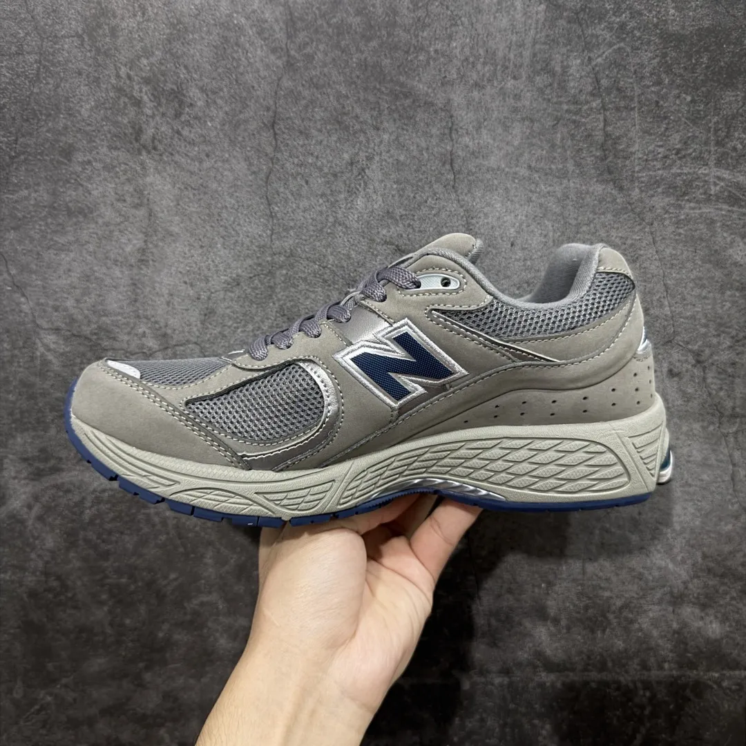 💰230 【BC纯原版】New Balance NB2002R系列 ML2002RA 全新版本 东莞大厂出品 市场第一梯队品质 绝对秒杀市场货 完美版型 正确组合大底 价格一步到位‼️ 全套原楦原纸板原厂数据开发 进口三明治网面 原装进口皮料正确绒感卡色 正确中底拉帮中底网布细节 原厂标裁 带紫光防伪 定制后跟透明水晶模块 冲裁组合 大底贴合程度胶水上色把控完美 整洁度挑战全网艺术家 多道序QC把关品质完善 匠心打造 耗时多月开发完成 工艺极其复杂难度可想而知 新开独立私模大底 正确六层组合大底 高端零售专供产物 Size:36 37 37.5 38 38.5 39 40 40.5 41 42 42.5 43 44 45 46 47.5 编码:GQB270280