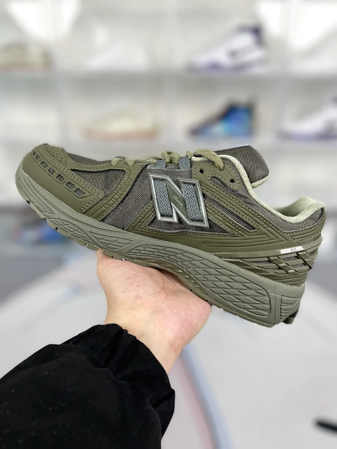 💰190 Z版纯原New Balance NB 1906R 复古潮流休闲防滑耐磨轻便 低帮 训练跑步鞋 男女同款 军绿色 新百伦 ▪️New Balance以诞生于21世纪的科技跑鞋1906为蓝本,融合现代先锋科技与日常使用风格注入当代美学,革新演绎复古时尚。淋漓经典轮廓,致敬千福一代跑者的科技美学,1906R以现代设计语言还原初始配色,层次演绎时光更迭的魅力。 ▪️尺码:36-45(36 37 37.5 38 38.5 39.5 40 40.5 41.5 42 42.5 43 44 44.5 45) ▪️货号:M1906RS