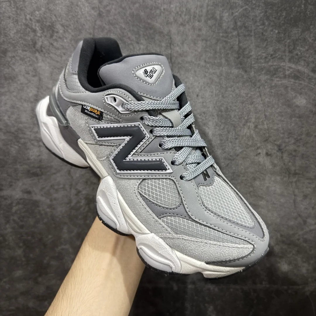 💰240【纯原版】 New Balance NB9060 联名款 复古休闲运动慢跑鞋 灰色 U9060ORB 全套原楦原纸板原厂数据开发 进口三明治网面 原装进口翻毛皮料正确绒感卡色 正确中底拉帮中底网布细节 原厂标裁 带紫光防伪 定制后跟透明水晶模块 冲裁组合 大底贴合程度胶水上色把控完美 整洁度挑战全网艺术家 多道序QC把关品质完善 匠心打造 耗时两个月开发完成 工艺极其复杂难度可想而知 新开独立私模大底 全网唯一正确六层组合大底 高端零售专供产物 Size:36 37 37.5 38 38.5 39 40 40.5 41 42 42.5 43 44 45 46.5 编码:JPC290300