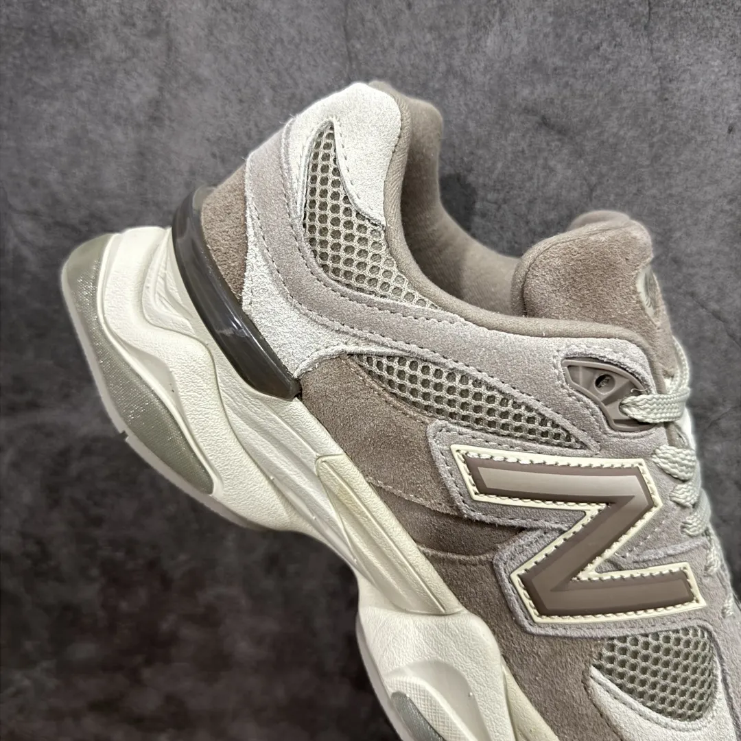💰240【纯原版】 New Balance NB9060 联名款 复古休闲运动慢跑鞋 棕灰色U9060ERC 全套原楦原纸板原厂数据开发 进口三明治网面 原装进口翻毛皮料正确绒感卡色 正确中底拉帮中底网布细节 原厂标裁 带紫光防伪 定制后跟透明水晶模块 冲裁组合 大底贴合程度胶水上色把控完美 整洁度挑战全网艺术家 多道序QC把关品质完善 匠心打造 耗时两个月开发完成 工艺极其复杂难度可想而知 新开独立私模大底 全网唯一正确六层组合大底 高端零售专供产物 Size:36 37 37.5 38 38.5 39.5 40 40.5 41.5 42 42.5 43 44 45 46.5