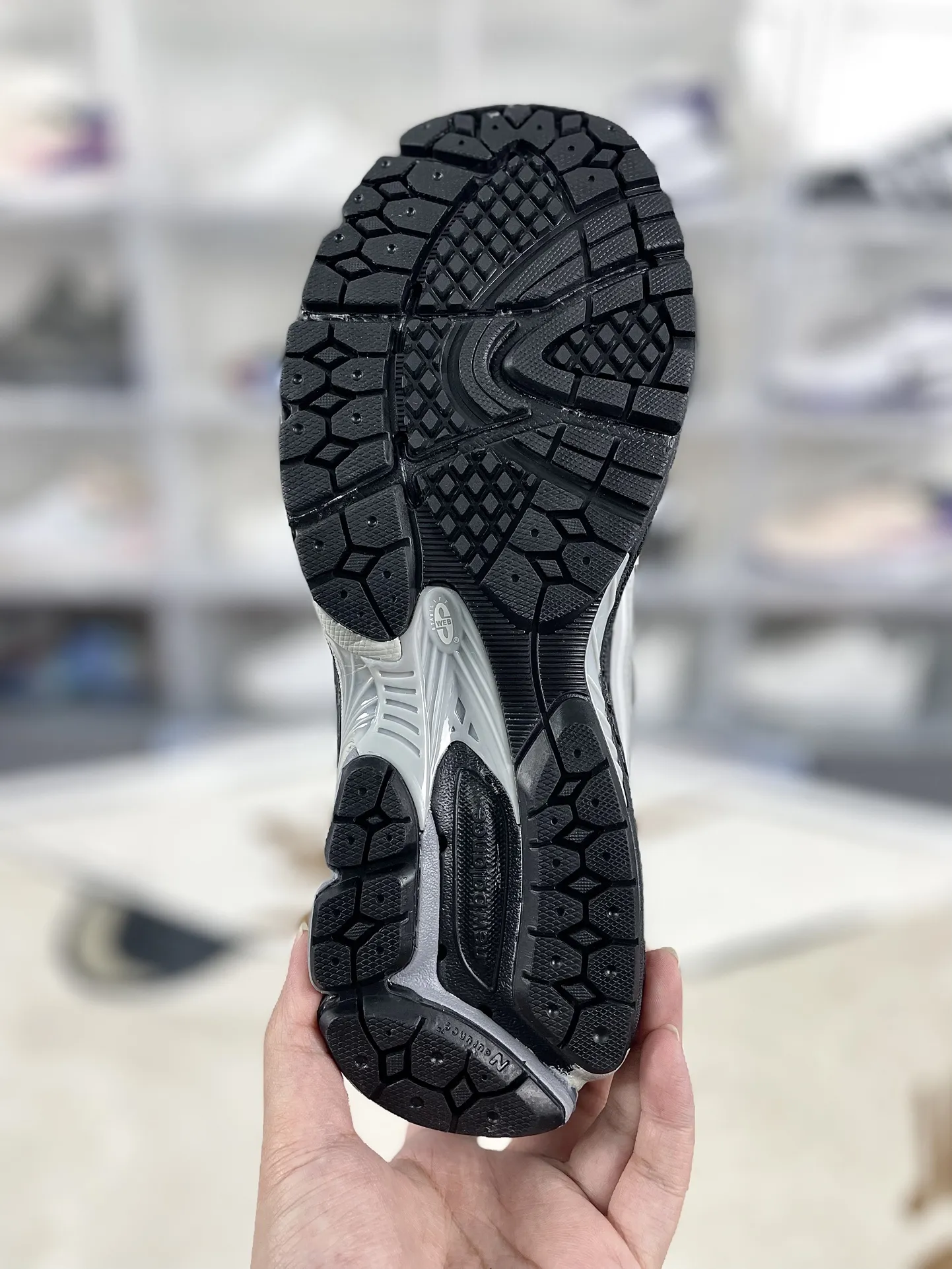 💰190 Z版纯原New Balance NB 1906R 舒适简约耐磨 低帮 休闲跑步鞋 男女款 黑灰 ▪️New Balance以诞生于21世纪的科技跑鞋1906为蓝本,融合现代先锋科技与日常使用风格注入当代美学,革新演绎复古时尚。淋漓经典轮廓,致敬千福一代跑者的科技美学,1906R以现代设计语言还原初始配色,层次演绎时光更迭的魅力。 ▪️尺码:36-47(36 37 37.5 38 38.5 39.5 40 40.5 41.5 42 42.5 43 44 44.5 45 45.5 46.5 47) ▪️货号:M1906RLG