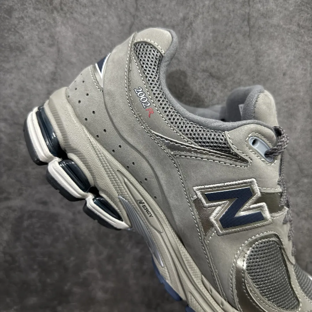 💰240 【纯原C版】NB New Balance M2002RA 元祖灰 灰绿 可平替总裁 品质很好 正确材料 正确组合大底 可高价零售‼️ 全套原楦原纸板原厂数据开发 原厂网纱 原装进口皮料 正确绒感卡色 正确中底拉帮中底网布细节 一比一手工擦旧效果 冲裁组合 匠心打造 耗时两个月开发完成 工艺极其复杂难度可想而知 新开独立私模大底 全网唯一正确做旧组合大底 高端零售专供产物 尺码：36 37 37.5 38 38.5 39.5 40 40.5 41.5 42 42.5 43 44 44.5 45 编码：LF260290