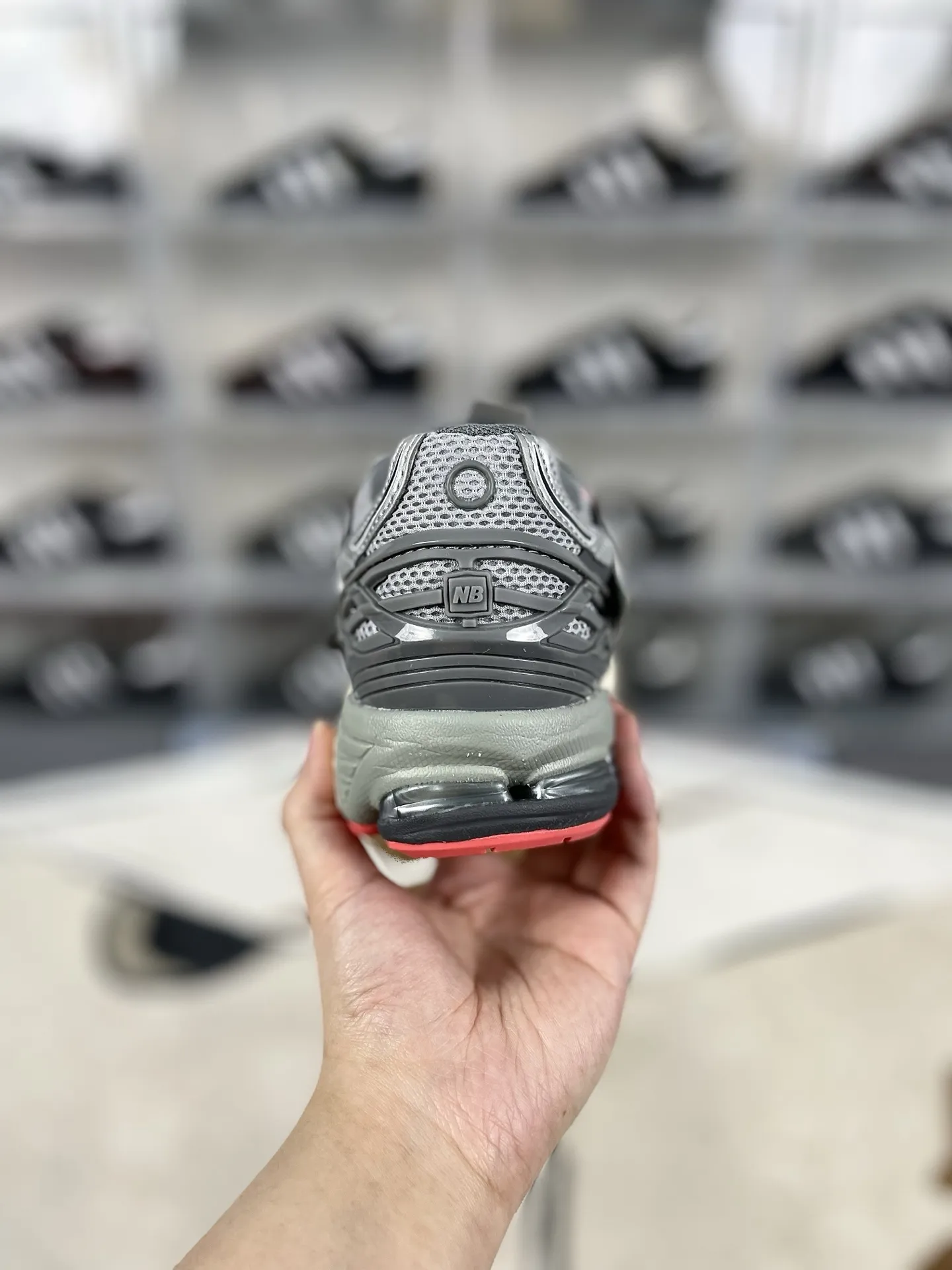 💰200 Z版纯原New Balance 1906A 舒适百搭防滑耐磨 低帮 休闲跑步鞋 男女同款 灰白红解构 新百伦 ▪️New Balance以诞生于21世纪的科技跑鞋1906为蓝本,融合现代先锋科技与日常使用风格注入当代美学,革新演绎复古时尚。淋漓经典轮廓,致敬千福一代跑者的科技美学,1906R以现代设计语言还原初始配色,层次演绎时光更迭的魅力。 ▪️尺码:36-47(36 37 37.5 38 38.5 39.5 40 40.5 41.5 42 42.5 43 44 44.5 45 45.5 46.5 47) ▪️货号:M1906AC/U1906AC