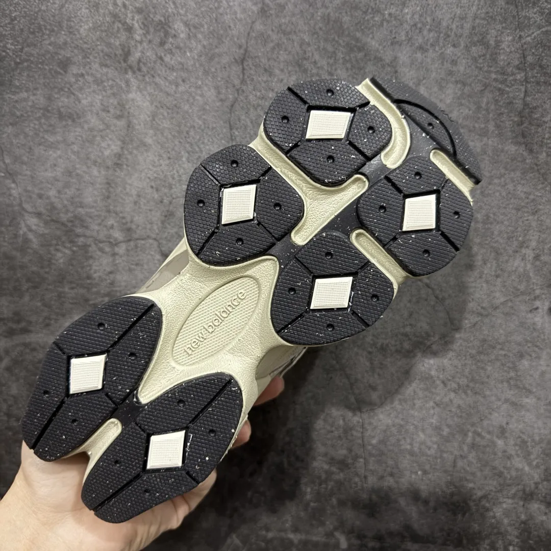 💰240【纯原版】 New Balance NB9060 联名款 复古休闲运动慢跑鞋 灰色 新百伦U9060ORD 全套原楦原纸板原厂数据开发 进口三明治网面 原装进口翻毛皮料正确绒感卡色 正确中底拉帮中底网布细节 原厂标裁 带紫光防伪 定制后跟透明水晶模块 冲裁组合 大底贴合程度胶水上色把控完美 整洁度挑战全网艺术家 多道序QC把关品质完善 匠心打造 耗时两个月开发完成 工艺极其复杂难度可想而知 新开独立私模大底 全网唯一正确六层组合大底 高端零售专供产物 Size：36 37 37.5 38 38.5 39 40 40.5 41 42 42.5 43 44 45 46.5 编码：JPC290300