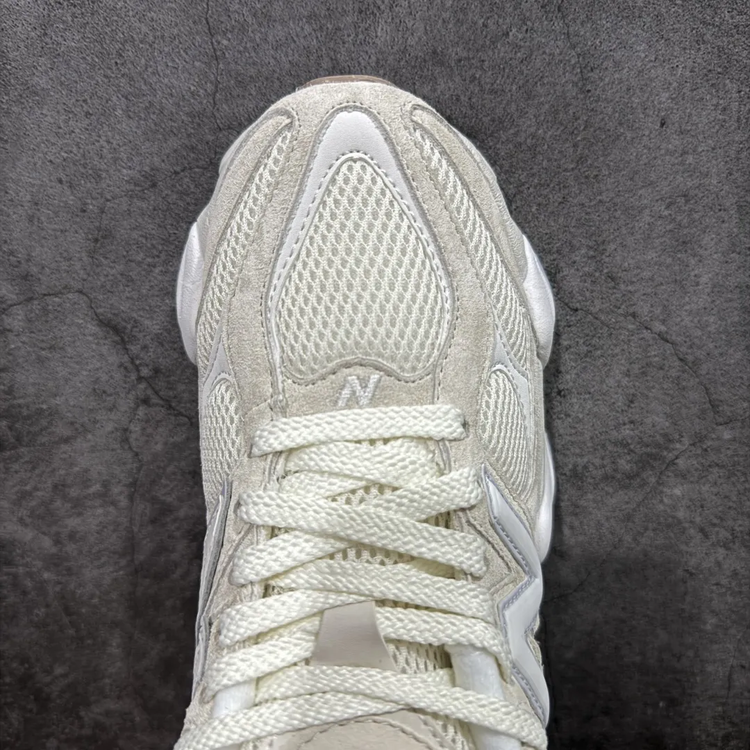 💰240【纯原版】 New Balance NB9060 联名款 复古休闲运动慢跑鞋 U9060AUA 全套原楦原纸板原厂数据开发 进口三明治网面 原装进口翻毛皮料正确绒感卡色 正确中底拉帮中底网布细节 原厂标裁 带紫光防伪 定制后跟透明水晶模块 冲裁组合 大底贴合程度胶水上色把控完美 整洁度挑战全网艺术家 多道序QC把关品质完善 匠心打造 耗时两个月开发完成 工艺极其复杂难度可想而知 新开独立私模大底 全网唯一正确六层组合大底 高端零售专供产物 Size:36 37 37.5 38 38.5 39.5 40 40.5 41.5 42 42.5 43 44 45 46.5