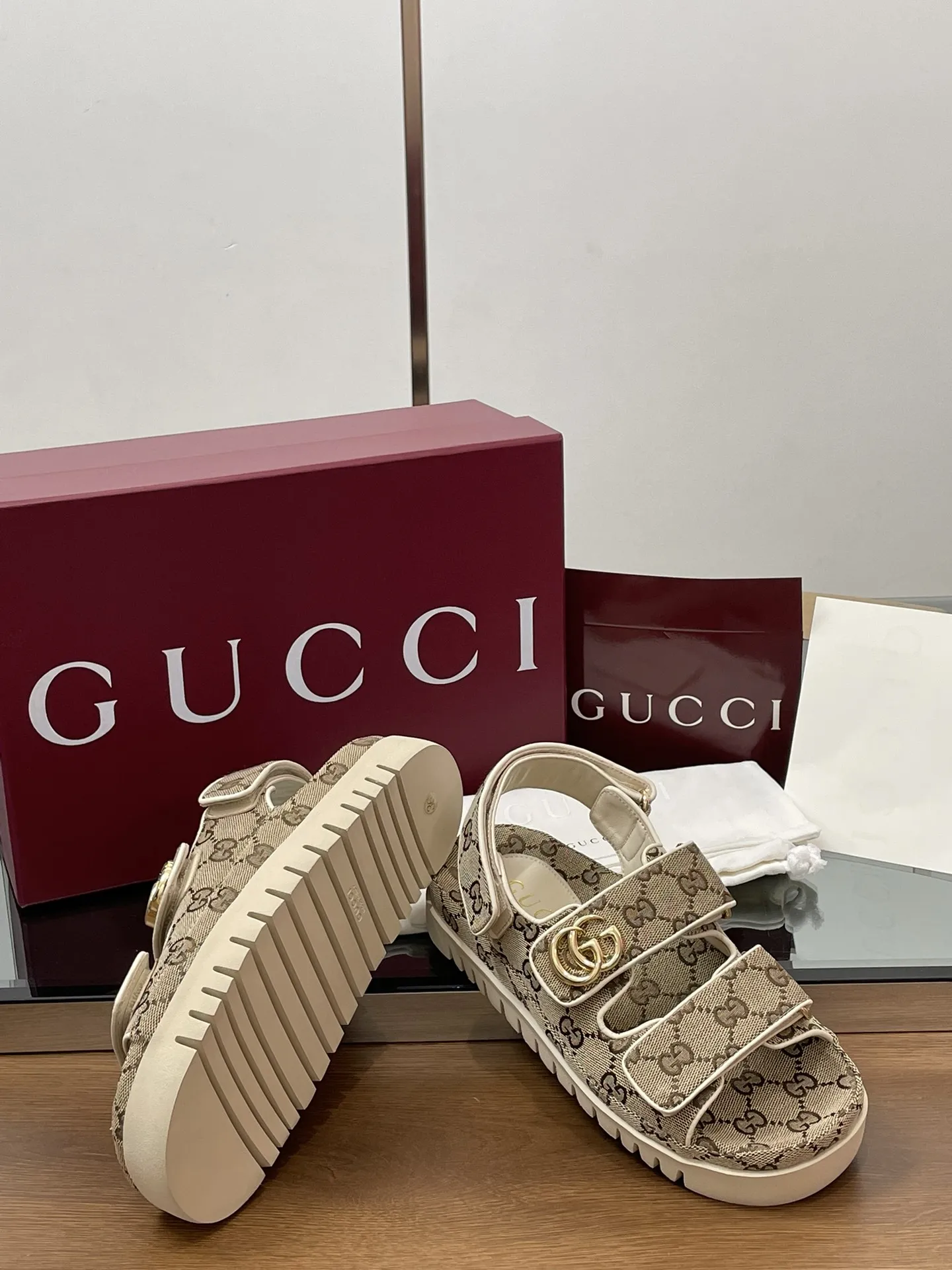 2025夏季新款GUCCi高端精品 🧧240💰🆕古驰早春系列😍饰双GG经典老花布沙滩凉鞋🔥顶级🆙代购品质!原版1:1复刻,毎个细节皆经过精心打磨细腻制作.可与ZG对比如一,无二品质! Gucci 现代设计美学探索独特匠心之路,巧妙融合品牌经典元素与备受喜爱的品牌标识。这款凉鞋缀饰备受喜爱的双G造型配件,为整个设计注入一抹低调的品牌标识魅力,与魔术贴带的多功能性相得益彰。👏👏 面料:原版定制进口GG老花帆布+进口羊皮 内里/垫脚:进口羊皮里 鞋跟:2.0CM厚底 大底:模具进口橡胶底 尺码:女35-42(404142定做不退换) 包装:全套安可拉酒红原包装