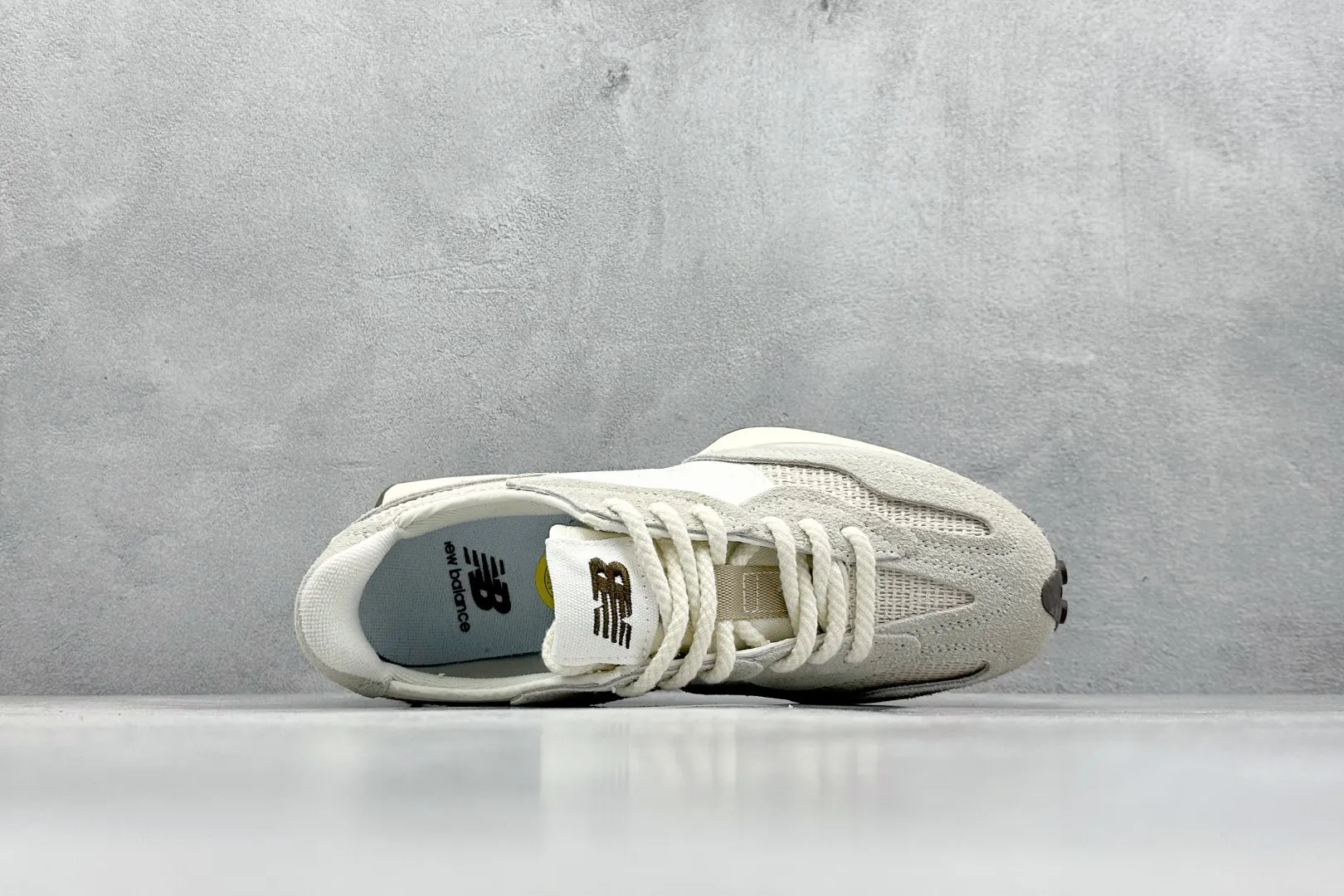 💰170 纯原 New Balance MS327 复古休闲运动慢跑鞋 全新 New Balance 327 系列,以更纯粹的复古风格设计打造的全新造型。侧身还以解构设计,将 N 字标志以做旧压花样式呈现,样式别具新意。而麂皮、冲孔皮革的塑造,则呈现出高级怀旧气质,也让鞋款在奢华时装风格与运动氛围之间达到了平衡 官方货号: U327WVA 尺码:36-45 编码:28