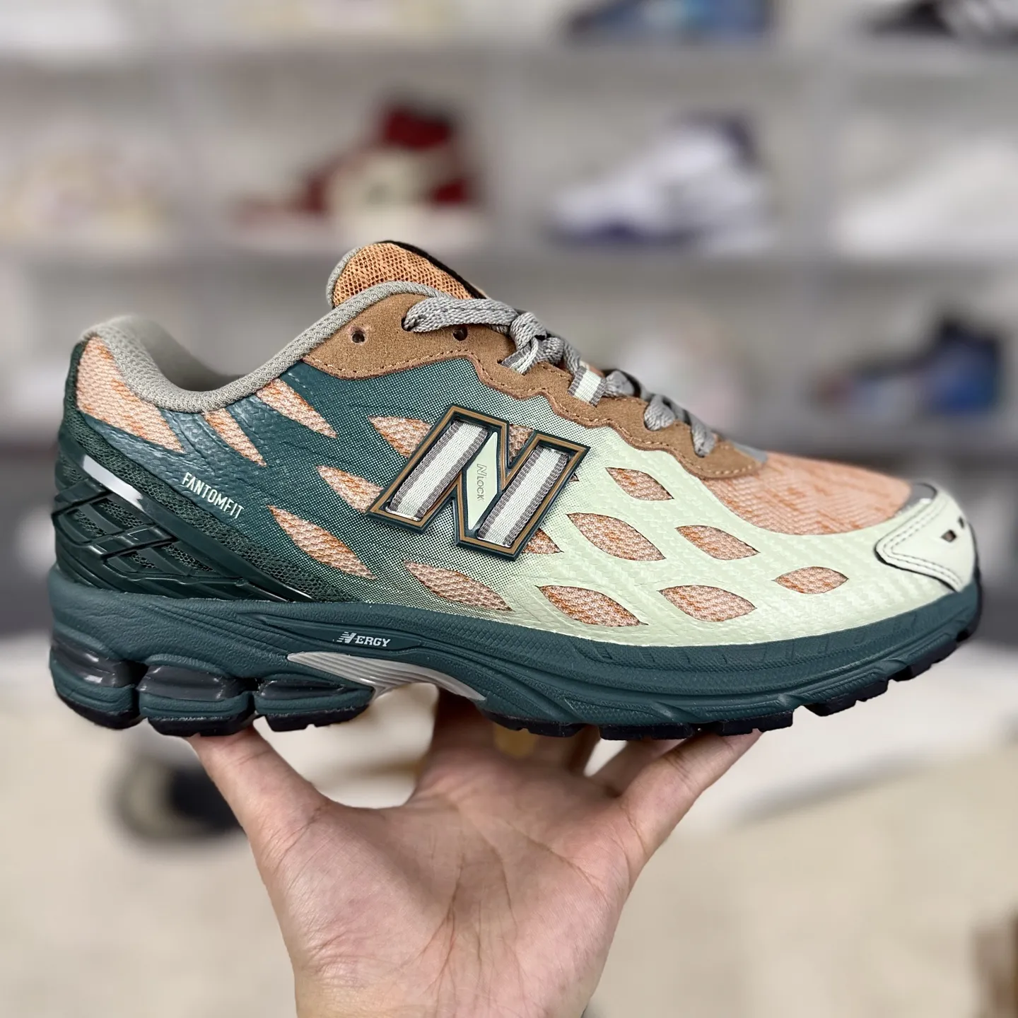 💰190 Z版纯原New Balance 1906 W 舒适百搭防滑耐磨 低帮 休闲跑步鞋 男女同款 绿橙 新百伦 ▪️New Balance以诞生于21世纪的科技跑鞋1906为蓝本,融合现代先锋科技与日常使用风格注入当代美学,革新演绎复古时尚。淋漓经典轮廓,致敬千福一代跑者的科技美学,1906R以现代设计语言还原初始配色,层次演绎时光更迭的魅力。 ▪️尺码:36-47(36 37 37.5 38 38.5 39.5 40 40.5 41.5 42 42.5 43 44 44.5 45 45.5 46.5 47) ▪️货号:U1906WFB