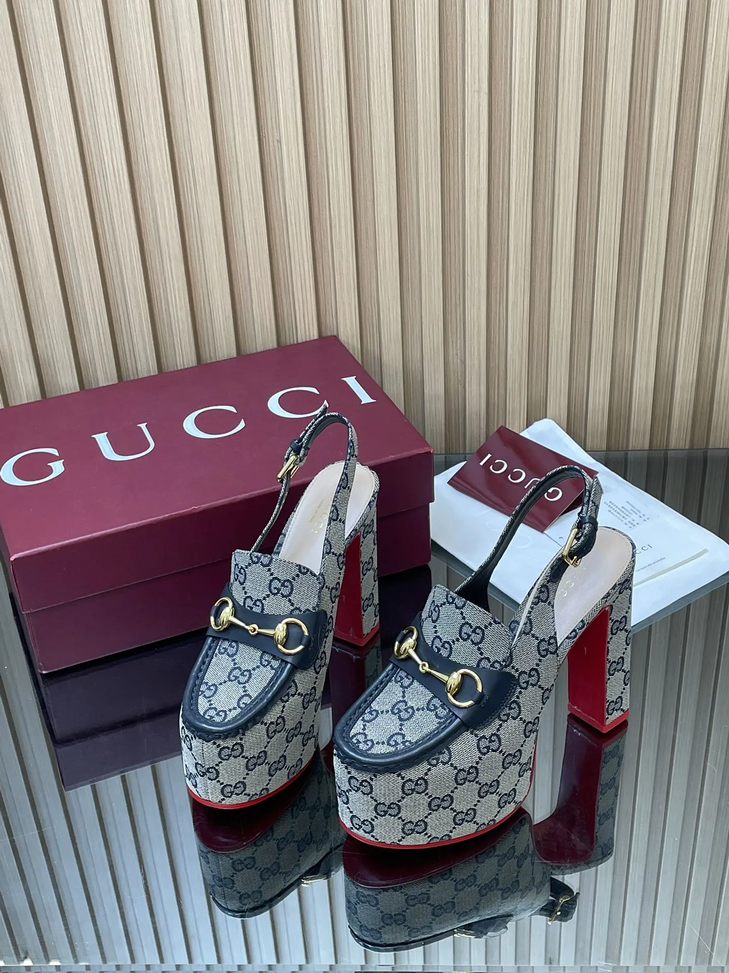 2026早春系列Gucci/古奇🔥新品🆕撞色红底🔥防水台马鞍扣 马衔扣 厚底后系带乐福鞋🆕老花G布单鞋💰350🔥高跟厚底防水台慕勒凉鞋，鞋柜必备款 原版套楦 高端品质👍 典藏图案继续在Guucci全新系列中大放异彩。全新系列匠心呈献马衔扣配件，彰显品牌马术传承。这款女士后系带鞋采用‼️大红撞色底‼️高跟点睛亮眼设计，打造稳固而舒适的穿着体验，浅金色调配件，踝部可调节搭扣开合方便穿搭💋✌️ 面料：进口GG老花帆布+牛皮 原版1:1定制五金 内里： 羊皮垫脚 大底：意大利真皮大底 跟高：后高跟14cm 前防水台：5cm 码数：35-42（404142订） 包装：全套原版高端包装 意大利创作