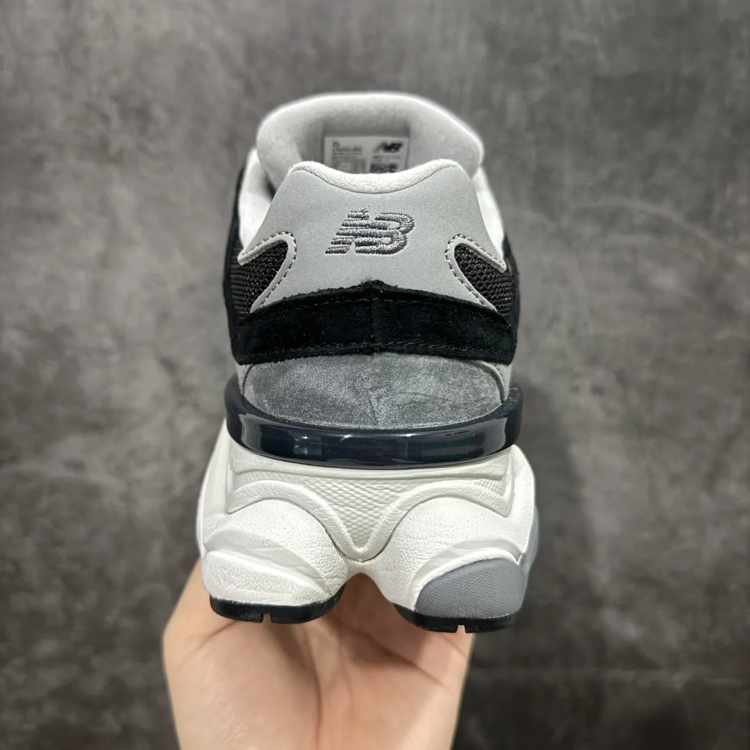 💰240【纯原版】 New Balance NB9060 联名款 复古休闲运动慢跑鞋 黑灰色U9060JBD 全套原楦原纸板原厂数据开发 进口三明治网面 原装进口翻毛皮料正确绒感卡色 正确中底拉帮中底网布细节 原厂标裁 带紫光防伪 定制后跟透明水晶模块 冲裁组合 大底贴合程度胶水上色把控完美 整洁度挑战全网艺术家 多道序QC把关品质完善 匠心打造 耗时两个月开发完成 工艺极其复杂难度可想而知 新开独立私模大底 全网唯一正确六层组合大底 高端零售专供产物 Size:36 37 37.5 38 38.5 39 40 40.5 41 42 42.5 43 44 45 46.5 编码:JP270300