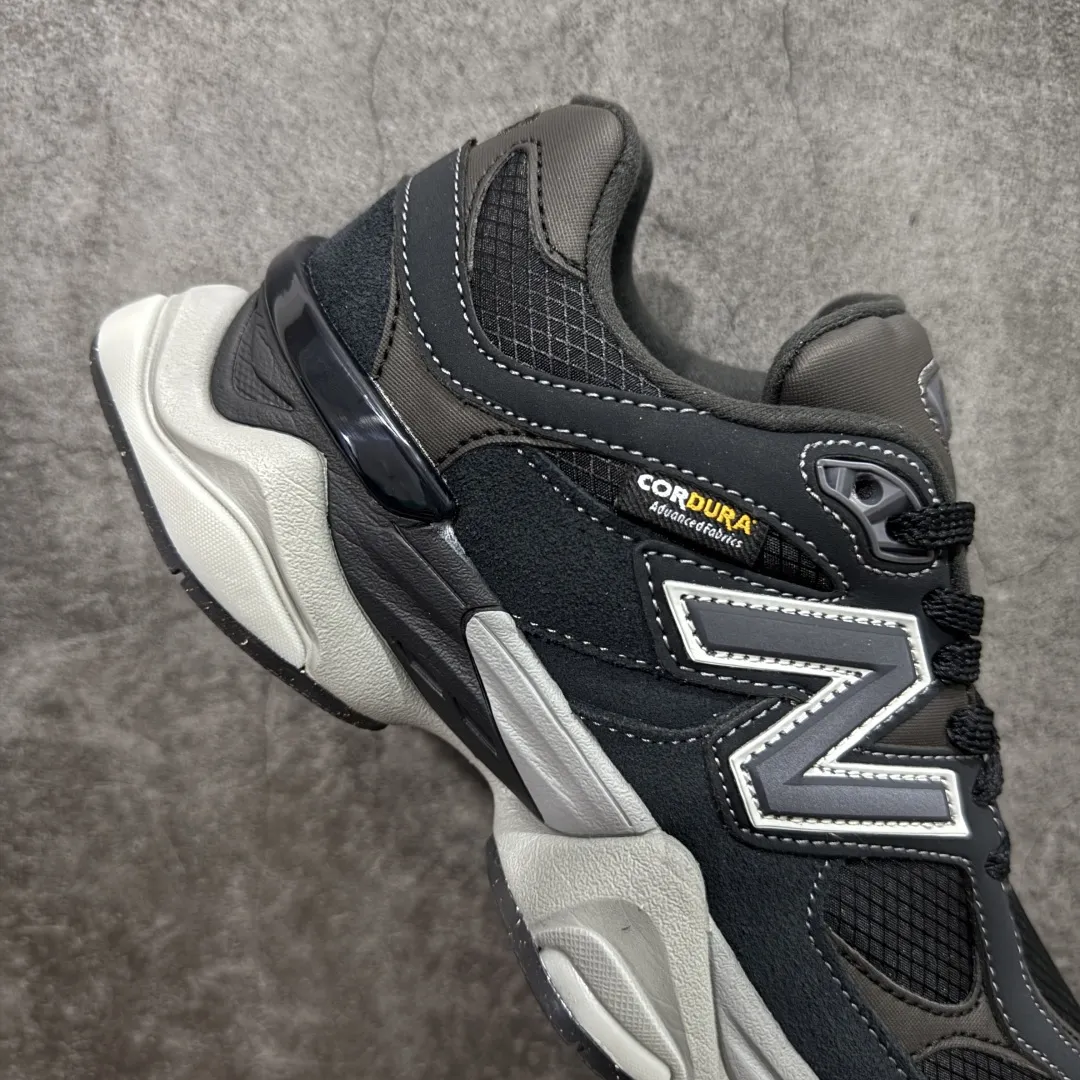 💰240【纯原版】 New Balance NB9060 联名款 复古休闲运动慢跑鞋 灰色 U9060ORA 全套原楦原纸板原厂数据开发 进口三明治网面 原装进口翻毛皮料正确绒感卡色 正确中底拉帮中底网布细节 原厂标裁 带紫光防伪 定制后跟透明水晶模块 冲裁组合 大底贴合程度胶水上色把控完美 整洁度挑战全网艺术家 多道序QC把关品质完善 匠心打造 耗时两个月开发完成 工艺极其复杂难度可想而知 新开独立私模大底 全网唯一正确六层组合大底 高端零售专供产物 Size:36 37 37.5 38 38.5 39 40 40.5 41.5 42 42.5 43 44 45 46.5 编码:JPC290300