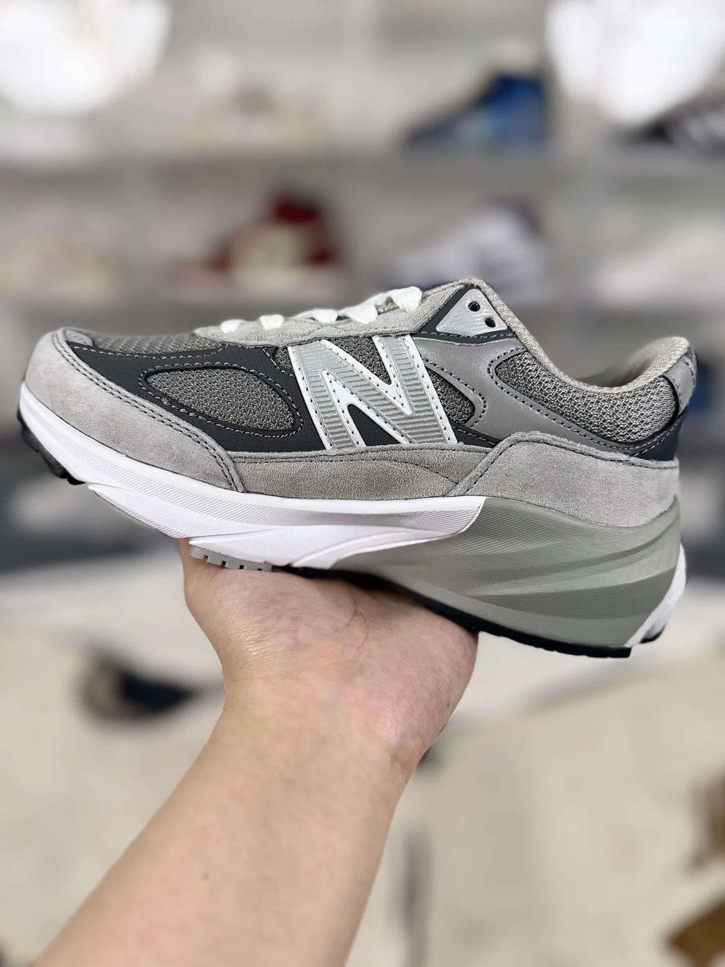 💰180 GS纯原New Balance NB 990 V6 舒适百搭防滑耐磨 低帮跑步鞋 男女款 灰色 新百伦 ▪️NB990V6跑步鞋是一款备受好评的鞋款。鞋面采用绒面革与织物拼接设计,搭配精致的细节点缀,提升了鞋子的质感和触感。这种材质组合不仅舒适耐穿,还赋予了鞋子独特的复古韵味。NB990V6搭载了全新的FuelCell缓震大底,为鞋子提供了出色的缓震性能。这种技术通过氮气注入工艺,使中底回弹性能提升,同时降低了重量,让穿着者在跑步或日常行走中都能感受到柔软而富有弹性的回馈。ENCAP边缘稳定系统有效减少了长距离行走或跑步时的足部疲劳,提供了额外的支撑和稳定性。NB990V6具有一定的增高效果,且穿着稳定,不用担心崴脚问题,鞋子整体设计注重舒适性,无论是日常穿着还是运动场景,都能提供愉悦的穿着体验。采用网眼和穿孔设计,增强了鞋子的透气性,让双脚保持干爽舒适。这款鞋子的设计打破了传统鞋款的性别界限,男女同款设计让它可以轻松适配各种穿搭风格。无论是搭配牛仔裤、休闲裤还是运动装,都能展现出独特的个性。 ▪️尺码:36-45(36 37 37.5 38 38.5 39.5 40 40.5 41.5 42 42.5 43 44 44.5 45) ▪️货号:M990GL6/W990GL6
