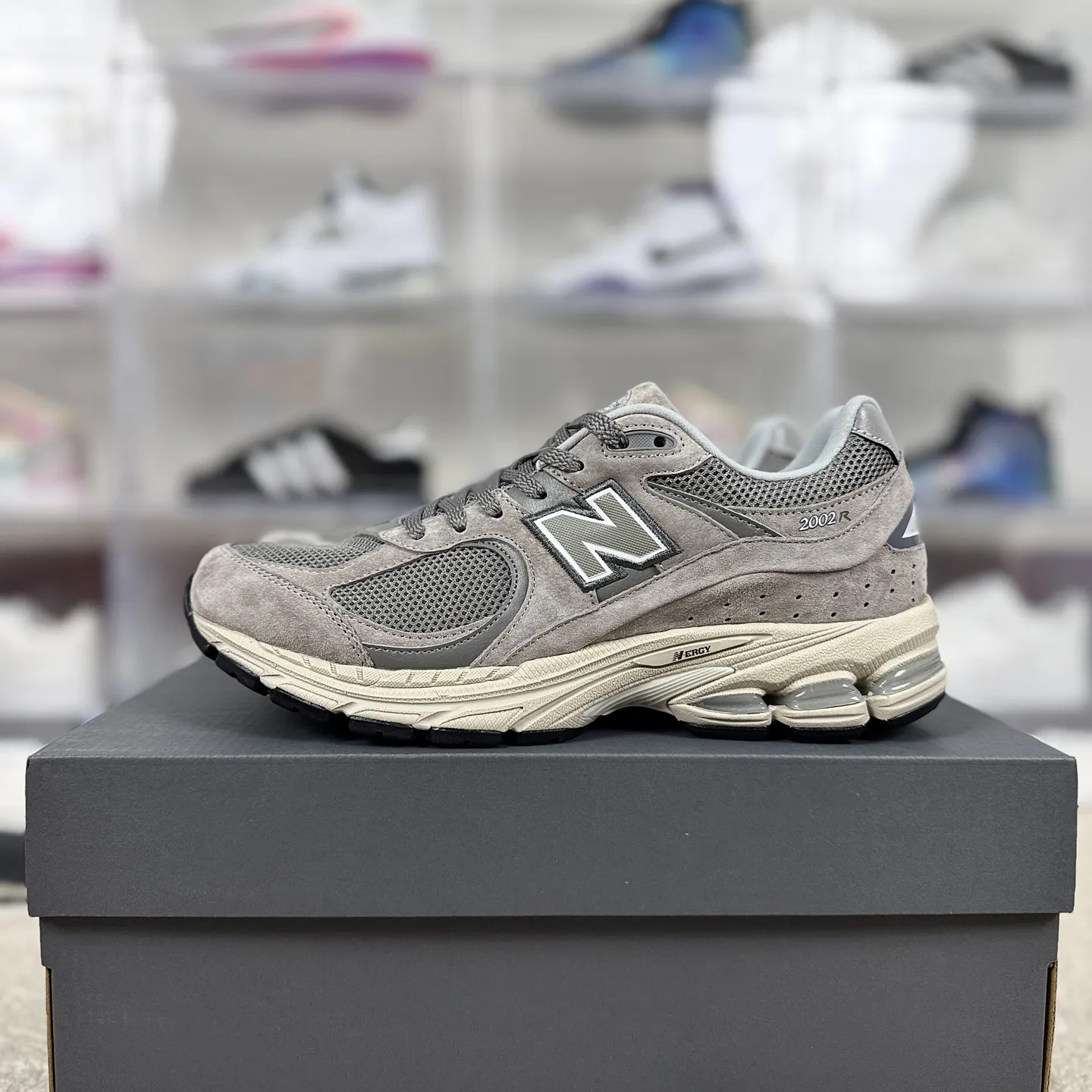 💰240 MR纯原 原厂麂皮New Balance NB 2002R 复古百搭耐磨包裹性支撑平衡增高 低帮跑步鞋 男女同款 元祖灰 新百伦 ▪️New Balance 2002系列复古跑步鞋，是一款备受喜爱的鞋款。鞋面采用柔软的麂皮和尼龙网布或透气网眼织物与猪巴皮革的结合，不仅透气性好，质感十足，还带有浓厚的复古感。鞋舌上的品牌标志与鞋面融为一体，提升了整体的质感；鞋侧的N字Logo采用特殊处理，呈现出独特的复古效果。中底采用缓震材质或轻量化的EVA材料，能够有效缓冲运动中对膝盖的冲击。配备了ABZORB缓震技术，能够在跑步过程中吸收和分散冲击力，减少对脚部的压力。升级版的N-ERGY缓震物料或能量回弹技术，为脚底提供了极致的舒适体验，并能将跑步时产生的能量回馈给脚部，提供更强劲的推进力。鞋底采用独特的弹性材料或T-Beam大底设计，提供良好的支撑和稳定性。鞋面采用透气网眼材料，轻薄柔软，能够有效排汗和通风，保持脚部干爽，减少异味产生。NB2002跑鞋以其独特的复古风格、出色的舒适度和支撑性能赢得了广泛好评。无论是运动爱好者还是时尚潮人，都能在这款鞋中找到自己的心仪之选。 ▪️尺码：36-46.5（36 37 37.5 38 38.5 39.5 40 40.5 41.5 42 42.5 43 44 44.5 45 46.5） ▪️货号：ML2002RC