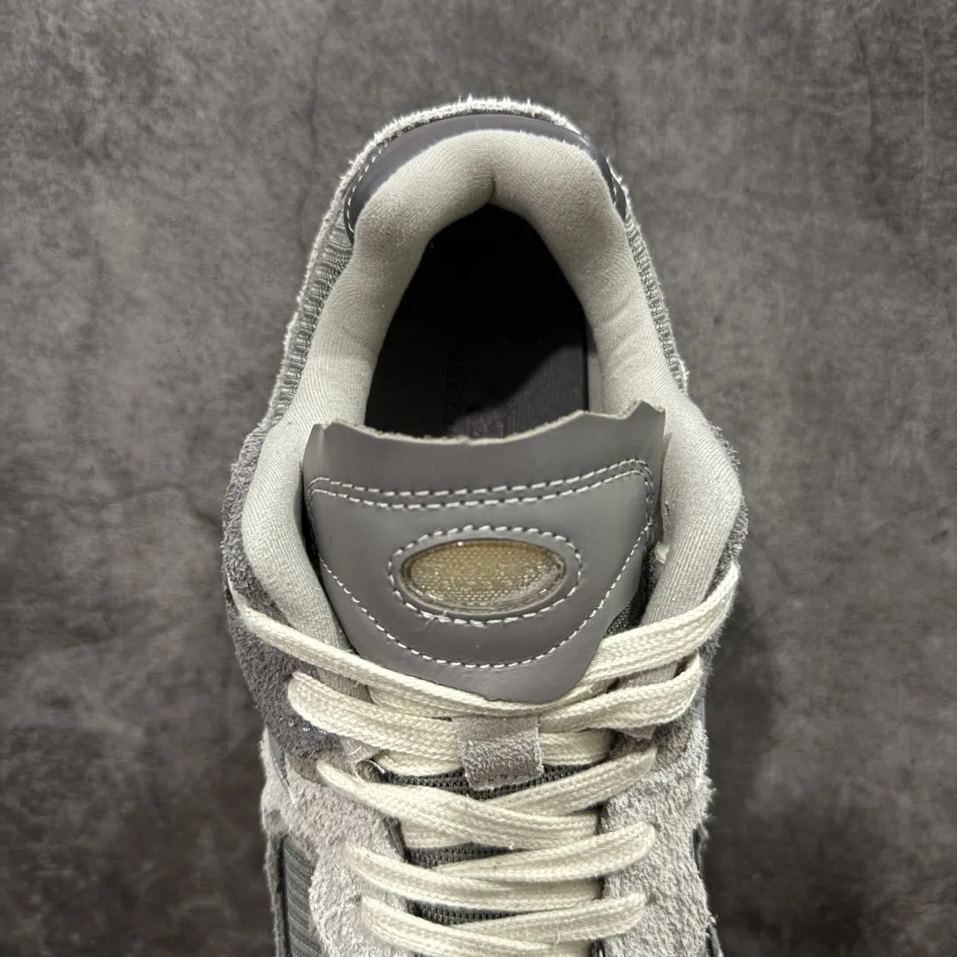 💰230 【BC纯原版】New Balance NB2002R系列 M2002RDA 全新版本 东莞大厂出品 市场第一梯队品质 绝对秒杀市场货 完美版型 正确组合大底 价格一步到位‼️ 全套原楦原纸板原厂数据开发 进口三明治网面 原装进口皮料正确绒感卡色 正确中底拉帮中底网布细节 原厂标裁 带紫光防伪 定制后跟透明水晶模块 冲裁组合 大底贴合程度胶水上色把控完美 整洁度挑战全网艺术家 多道序QC把关品质完善 匠心打造 耗时多月开发完成 工艺极其复杂难度可想而知 新开独立私模大底 正确六层组合大底 高端零售专供产物 Size:36 37 37.5 38 38.5 39 40 40.5 41 42 42.5 43 44 45 46 47.5 编码:GQB270280