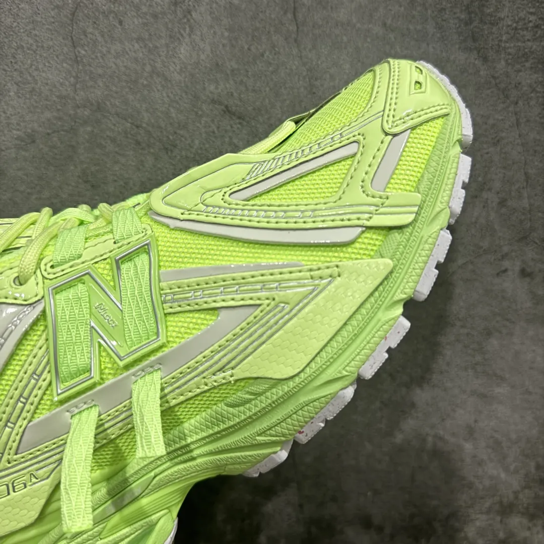 💰220【纯原版】NB新百伦New Balance NB1906 U1906AF系列复古老爹风休闲运动慢跑鞋 采用轻质牛剖革拼接透气网眼衬垫织物鞋面材质#T-Beam大底提供足步弓支撑，保持步态稳定#后跟搭载外露缓震胶 鞋身整体以各种深浅不一的灰色覆盖，鞋头以淡蓝色调装饰，网眼衬垫通过不规律的色块实现做旧的美感，泛黄的鞋底更是进一步增添了复古气息。 尺码：36 37 37.5 38 38.5 39.5 40 40.5 41.5 42 42.5 43 44 45 46.5 编码：JP260280