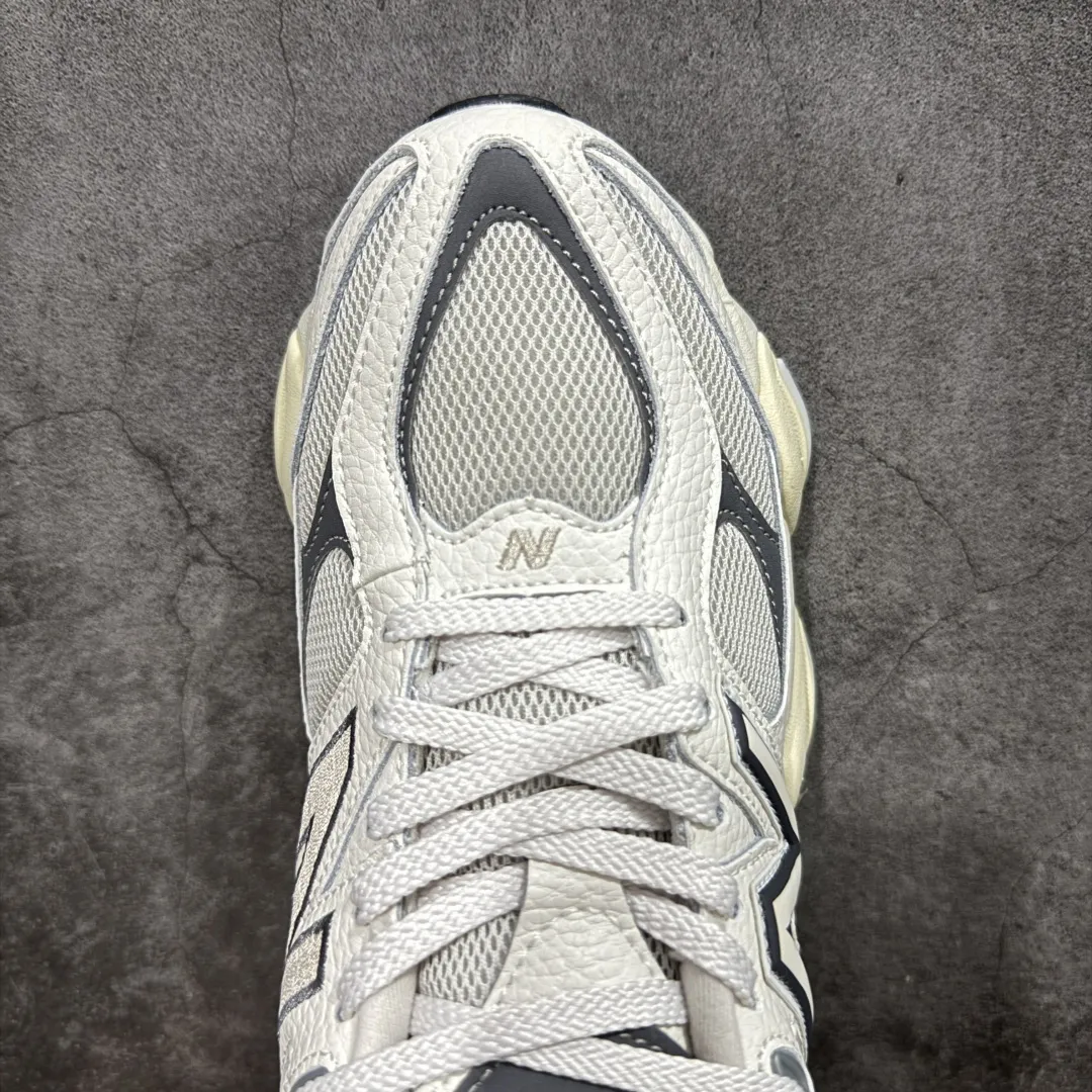 💰240【纯原版】 New Balance NB9060 联名款 复古休闲运动慢跑鞋 灰色 U9060AGA 全套原楦原纸板原厂数据开发 进口三明治网面 原装进口翻毛皮料正确绒感卡色 正确中底拉帮中底网布细节 原厂标裁 带紫光防伪 定制后跟透明水晶模块 冲裁组合 大底贴合程度胶水上色把控完美 整洁度挑战全网艺术家 多道序QC把关品质完善 匠心打造 耗时两个月开发完成 工艺极其复杂难度可想而知 新开独立私模大底 全网唯一正确六层组合大底 高端零售专供产物 Size:36 37 37.5 38 38.5 39.5 40 40.5 41.5 42 42.5 43 44 45 46.5