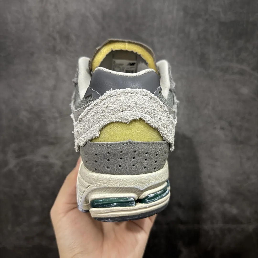 💰230 【BC纯原版】New Balance NB2002R系列 M2002RDA 全新版本 东莞大厂出品 市场第一梯队品质 绝对秒杀市场货 完美版型 正确组合大底 价格一步到位‼️ 全套原楦原纸板原厂数据开发 进口三明治网面 原装进口皮料正确绒感卡色 正确中底拉帮中底网布细节 原厂标裁 带紫光防伪 定制后跟透明水晶模块 冲裁组合 大底贴合程度胶水上色把控完美 整洁度挑战全网艺术家 多道序QC把关品质完善 匠心打造 耗时多月开发完成 工艺极其复杂难度可想而知 新开独立私模大底 正确六层组合大底 高端零售专供产物 Size:36 37 37.5 38 38.5 39 40 40.5 41 42 42.5 43 44 45 46 47.5 编码:GQB270280