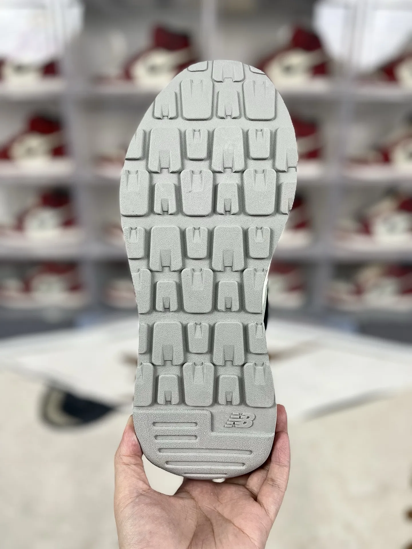 💰170 FX纯原New Balance NB 5740 复古 潮流 经典 皮革减震防滑耐磨 低帮 休闲跑步鞋 男女款 灰白黑 新百伦 ▪️NB5740跑鞋是一款集复古美学与现代科技于一身的鞋款。鞋面材质采用麂皮与网布的组合，左右脚材质差异化的设计（如翻毛皮与滑皮拼接），带来独特层次感。同时，鞋面上的反光N字Logo既呼应了90年代复古美学，又融入了现代潮流元素。中底采用泡沫与橡胶组合，提供了卓越的缓震效果，有效减少运动时对脚部的冲击力。网眼设计增强了透气性，搭配宽版鞋型，使得鞋子在保持包裹性的同时，也能确保穿着时的舒适度。无论是湿滑的路面还是干燥的环境，NB5740都能提供稳定的支撑和保护。其防滑外底和耐磨材质的设计，让鞋子在各种地形下都能保持出色的抓地力。无论是健身房锻炼还是户外跑步，NB5740都能轻松应对。其简约而不失时尚的外观设计，使得NB5740在日常休闲逛街时也同样引人注目。 ▪️尺码：36-45（36 37 37.5 38 38.5 39.5 40 40.5 41.5 42 42.5 43 44 44.5 45） ▪️货号：M5740CBC