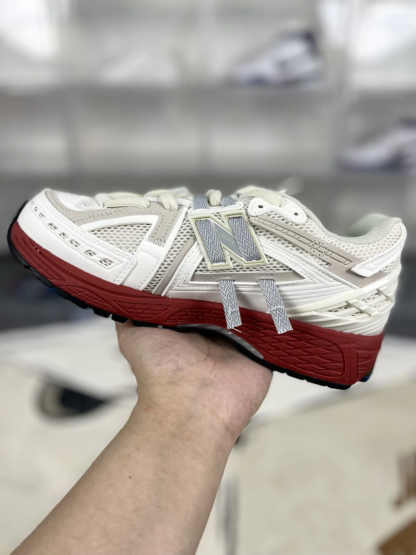 💰200 Z版纯原New Balance 1906A 舒适百搭防滑耐磨 低帮 休闲跑步鞋 男女同款 白红解构 新百伦 ▪️New Balance以诞生于21世纪的科技跑鞋1906为蓝本,融合现代先锋科技与日常使用风格注入当代美学,革新演绎复古时尚。淋漓经典轮廓,致敬千福一代跑者的科技美学,1906R以现代设计语言还原初始配色,层次演绎时光更迭的魅力。 ▪️尺码:36-47(36 37 37.5 38 38.5 39.5 40 40.5 41.5 42 42.5 43 44 44.5 45 45.5 46.5 47) ▪️货号:M1906AB
