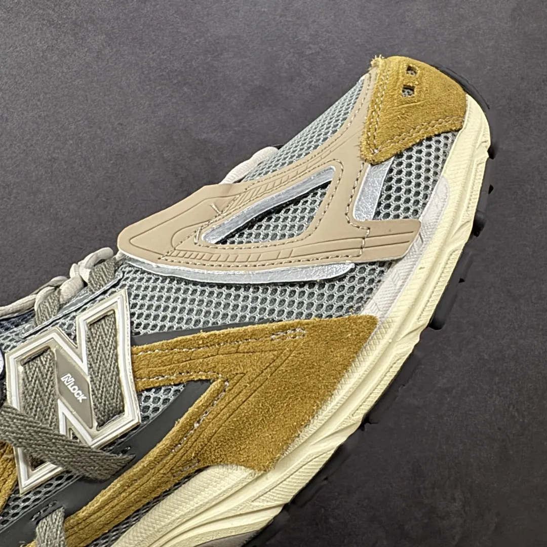💰220 【纯原B版】NB新百伦New Balance M1906R 系列复古老爹风休闲运动慢跑鞋 M1906AA 高度复刻原厂大底 追求极致完美 每一双都是工艺品 采用轻质牛剖革拼接透气网眼衬垫织物鞋面材质 T-Beam大底提供足步弓支撑，保持步态稳定#后跟搭载外露缓震胶 鞋身整体以各种深浅不一的灰色覆盖，鞋头以淡蓝色调装饰，网眼衬垫通过不规律的色块实现做旧的美感，泛黄的鞋底更是进一步增添了复古气息。 尺码：36 37 37.5 38 38.5 39.5 40 40.5 41.5 42 42.5 43 44 45 46.5 编码：MK240270