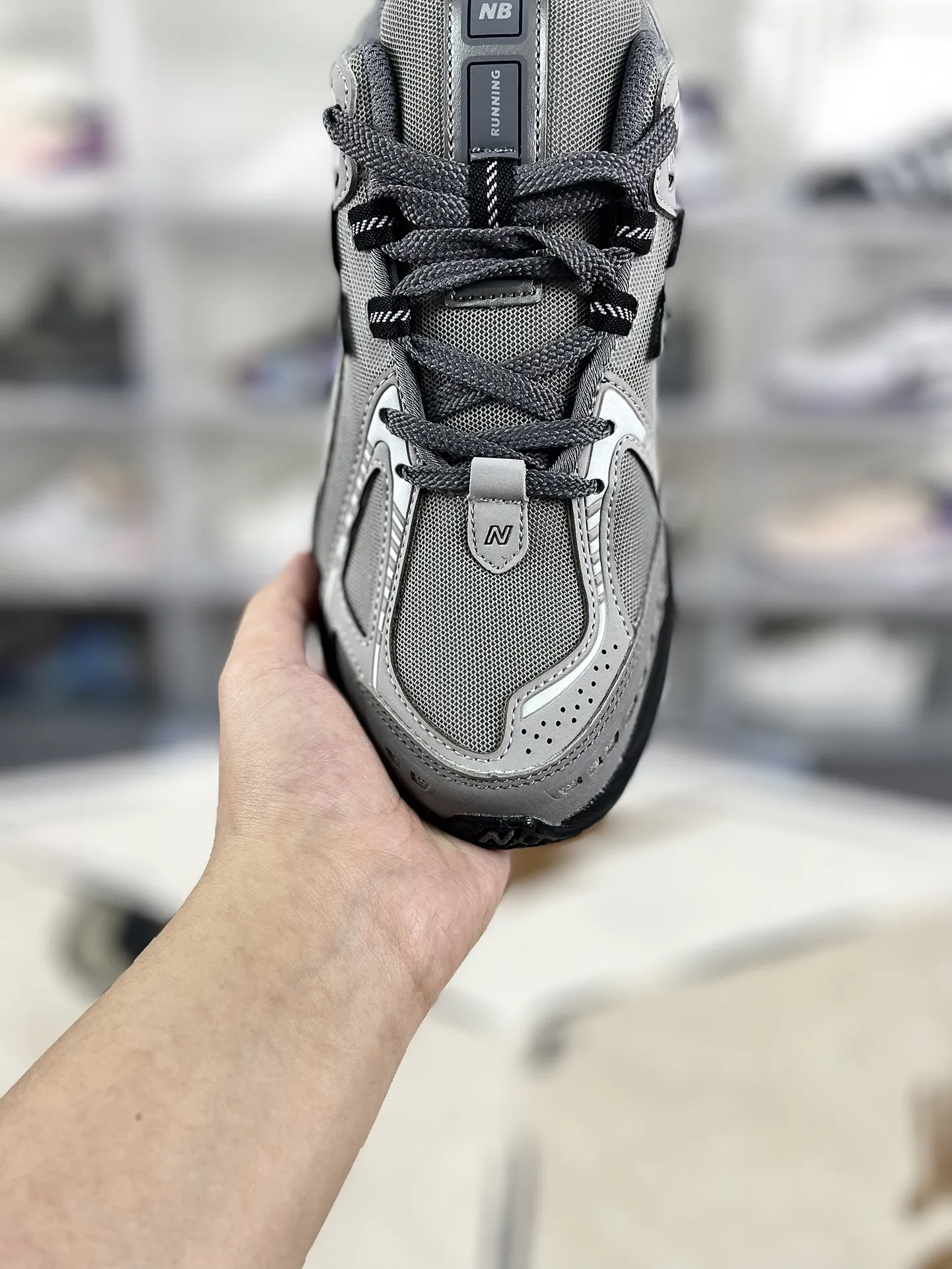 💰190 Z版纯原New Balance NB 1906R 舒适简约耐磨 低帮 休闲跑步鞋 男女款 黑灰 ▪️New Balance以诞生于21世纪的科技跑鞋1906为蓝本,融合现代先锋科技与日常使用风格注入当代美学,革新演绎复古时尚。淋漓经典轮廓,致敬千福一代跑者的科技美学,1906R以现代设计语言还原初始配色,层次演绎时光更迭的魅力。 ▪️尺码:36-47(36 37 37.5 38 38.5 39.5 40 40.5 41.5 42 42.5 43 44 44.5 45 45.5 46.5 47) ▪️货号:M1906RLG