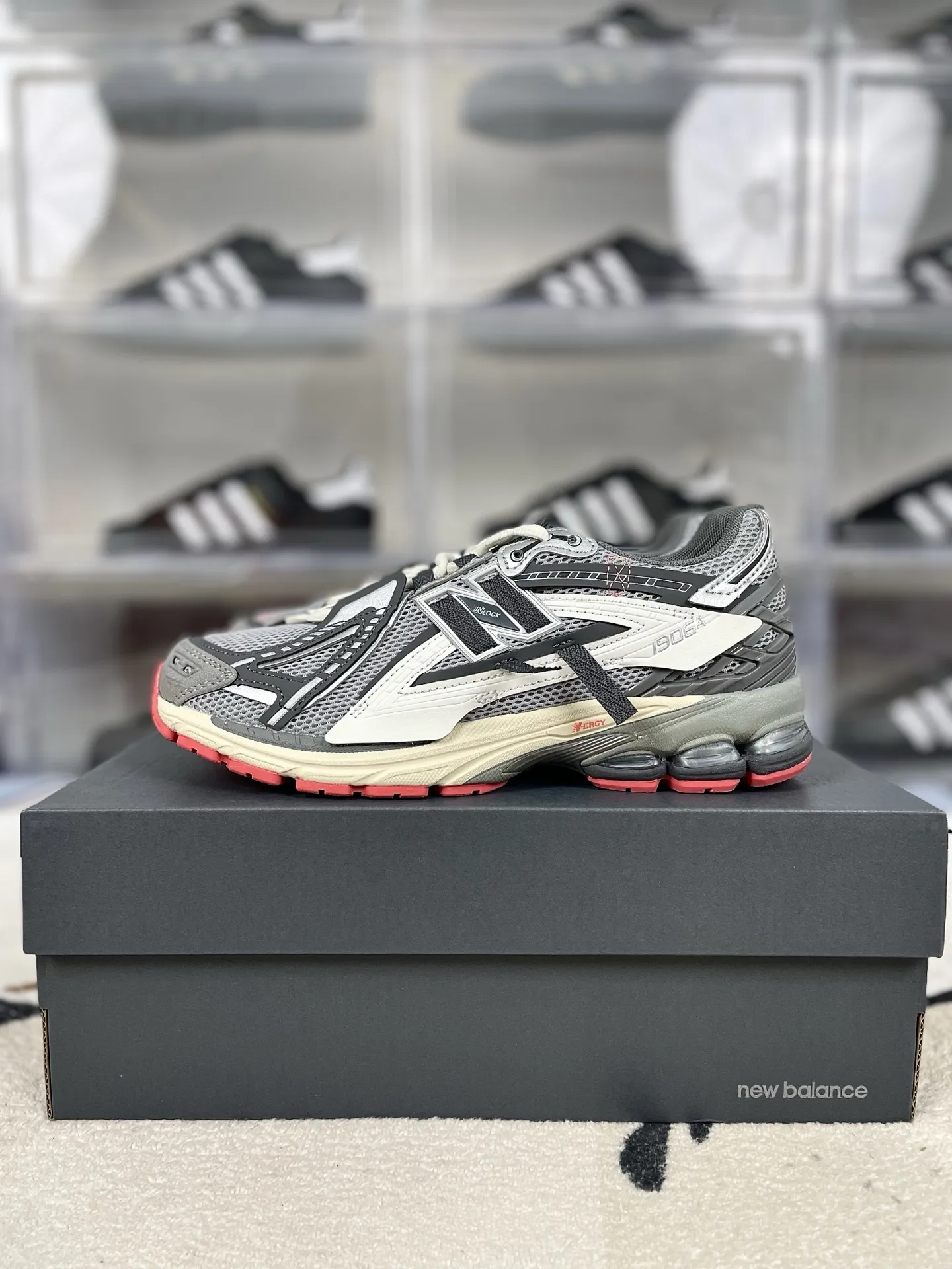 💰200 Z版纯原New Balance 1906A 舒适百搭防滑耐磨 低帮 休闲跑步鞋 男女同款 灰白红解构 新百伦 ▪️New Balance以诞生于21世纪的科技跑鞋1906为蓝本，融合现代先锋科技与日常使用风格注入当代美学，革新演绎复古时尚。淋漓经典轮廓，致敬千福一代跑者的科技美学，1906R以现代设计语言还原初始配色，层次演绎时光更迭的魅力。 ▪️尺码：36-47（36 37 37.5 38 38.5 39.5 40 40.5 41.5 42 42.5 43 44 44.5 45 45.5 46.5 47） ▪️货号：M1906AC/U1906AC