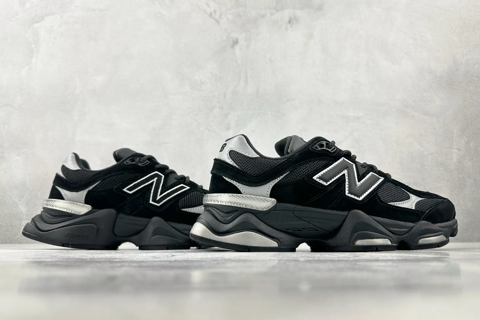 💰240 C版 纯原 大厂出品 新百伦9060 New Balance NB 9060 黑色 货号: U9060FOS 尺码：36 37 37.5 38 38.5 39.5 40 40.5 41.5 42 42.5 43 44 44.5 45 46 46.5