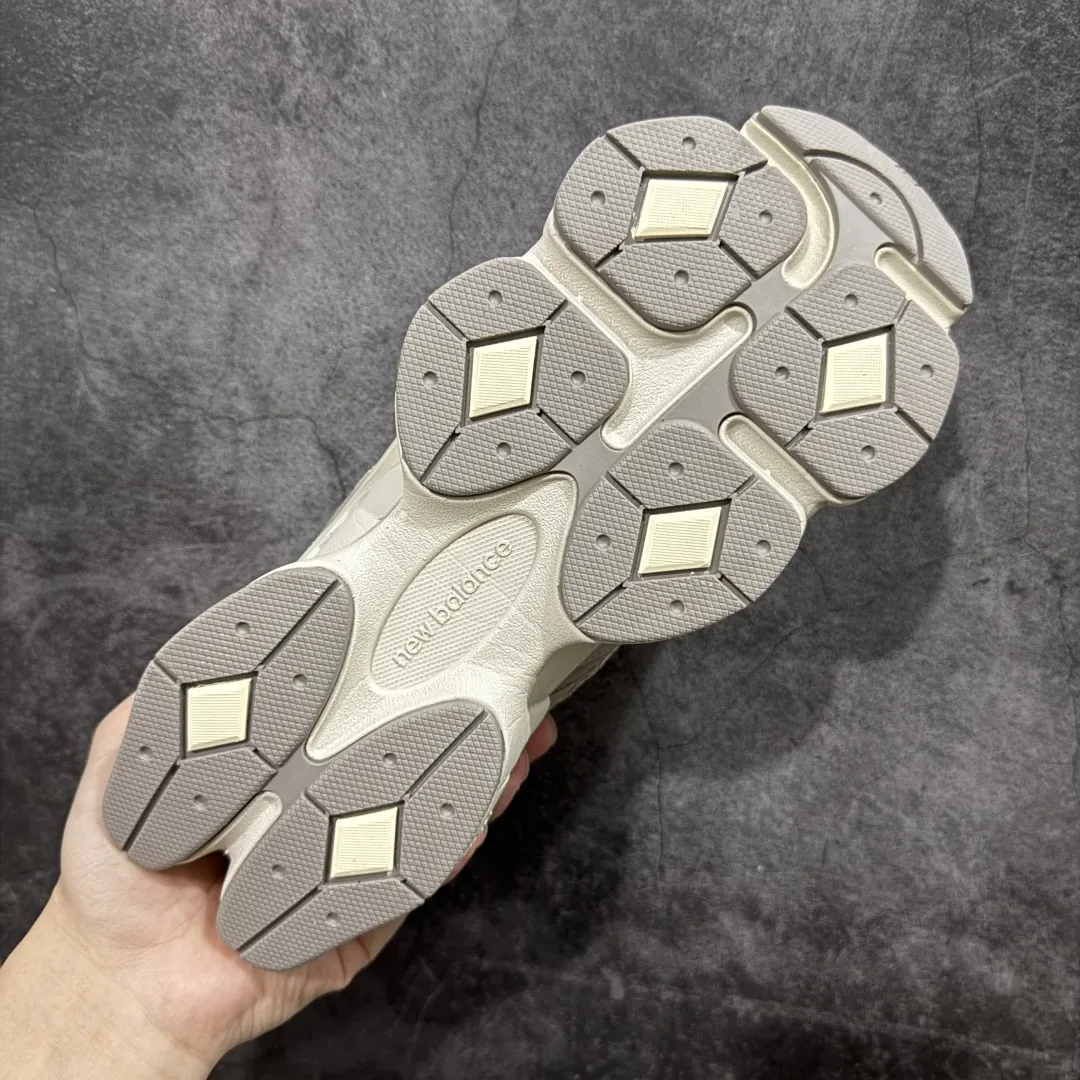 💰240【纯原版】 New Balance NB9060 联名款 复古休闲运动慢跑鞋 棕灰色U9060ERC 全套原楦原纸板原厂数据开发 进口三明治网面 原装进口翻毛皮料正确绒感卡色 正确中底拉帮中底网布细节 原厂标裁 带紫光防伪 定制后跟透明水晶模块 冲裁组合 大底贴合程度胶水上色把控完美 整洁度挑战全网艺术家 多道序QC把关品质完善 匠心打造 耗时两个月开发完成 工艺极其复杂难度可想而知 新开独立私模大底 全网唯一正确六层组合大底 高端零售专供产物 Size:36 37 37.5 38 38.5 39.5 40 40.5 41.5 42 42.5 43 44 45 46.5